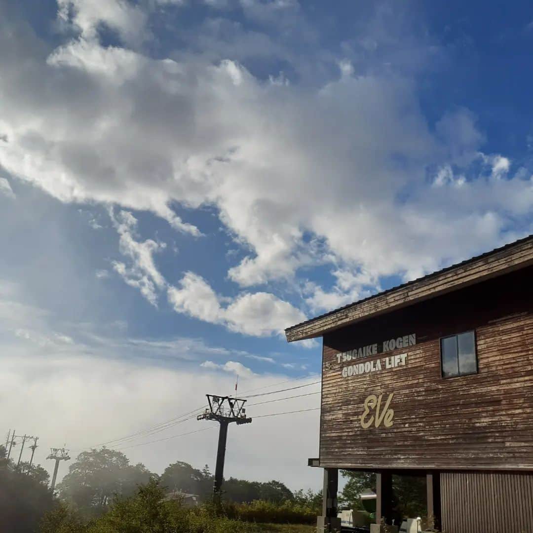 栂池高原スキー場さんのインスタグラム写真 - (栂池高原スキー場Instagram)「おはようございます。 9月19日 つがいけゴンドラリフト朝一情報です。  天候　曇り 気温　17℃ 風速　0m/s  山頂付近、ガスがかかっていますが 青空も見え隠れしています。  朝は、少し肌寒く感じますが 水分補給を忘れずにお楽しみください！  雨具を忘れずにお持ちください。  ぜひ、栂池高原にお越しくださいませ！ ご来場お待ちしております。  #中部山岳国立公園  #栂池自然園  #北アルプス #白馬山麓 #長野県 #白馬つがいけWOW！ #白馬 #栂池高原スキー場 #栂池高原 #栂池 #ロープウェイ #つがいけマウンテンリゾート  #tsugaike #hakuba #絶景 #子連れ #家族の時間 #ファミリー #こどもとおでかけ  #トレッキング #キャンプ #ドッグラン #アクティビティ #白馬三山」9月19日 7時23分 - tsugaike_kogen