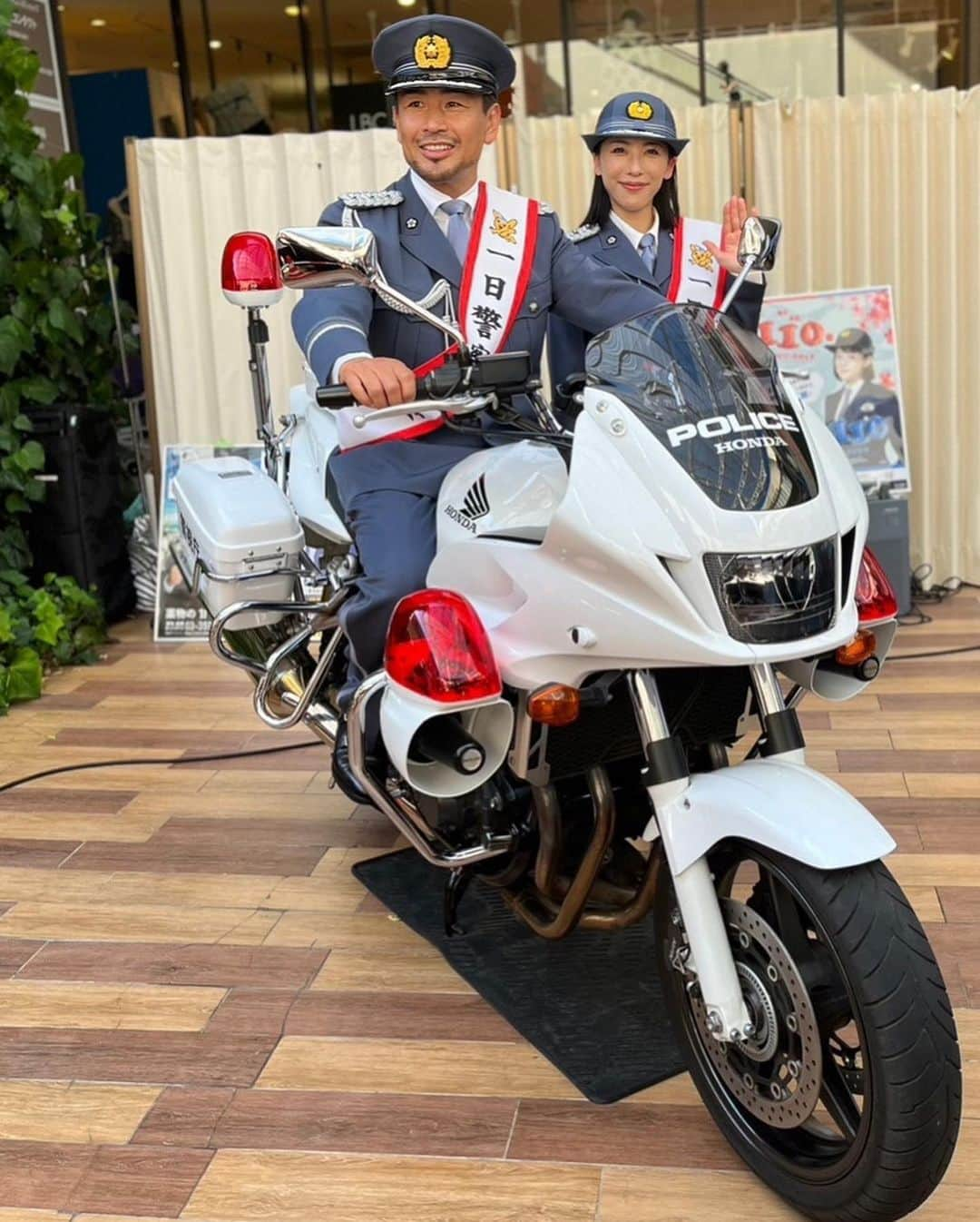 矢沢心さんのインスタグラム写真 - (矢沢心Instagram)「☆  警視庁千住警察署の 一日警察署長を 務めさせて頂きました。  車やバイク 自転車に乗る時も 交通ルールを守り 安全運転を心がけましょう  #9月21日から始まる #秋の全国交通安全運動 #交通事故の危険性を考えて #自転車に乗る時も #ヘルメットをかぶろう  ママいちばんかわいかった♡ パパはバイクにのってるとき いちばんカッコよかった☆ #息子から嬉しいプレゼント そんなことを言ってくれるようになりました☺️  昨日は暑い中 観に来てくださり 足を止めてくださ 有難う御座いました🫧」9月19日 7時18分 - yazawashin.official