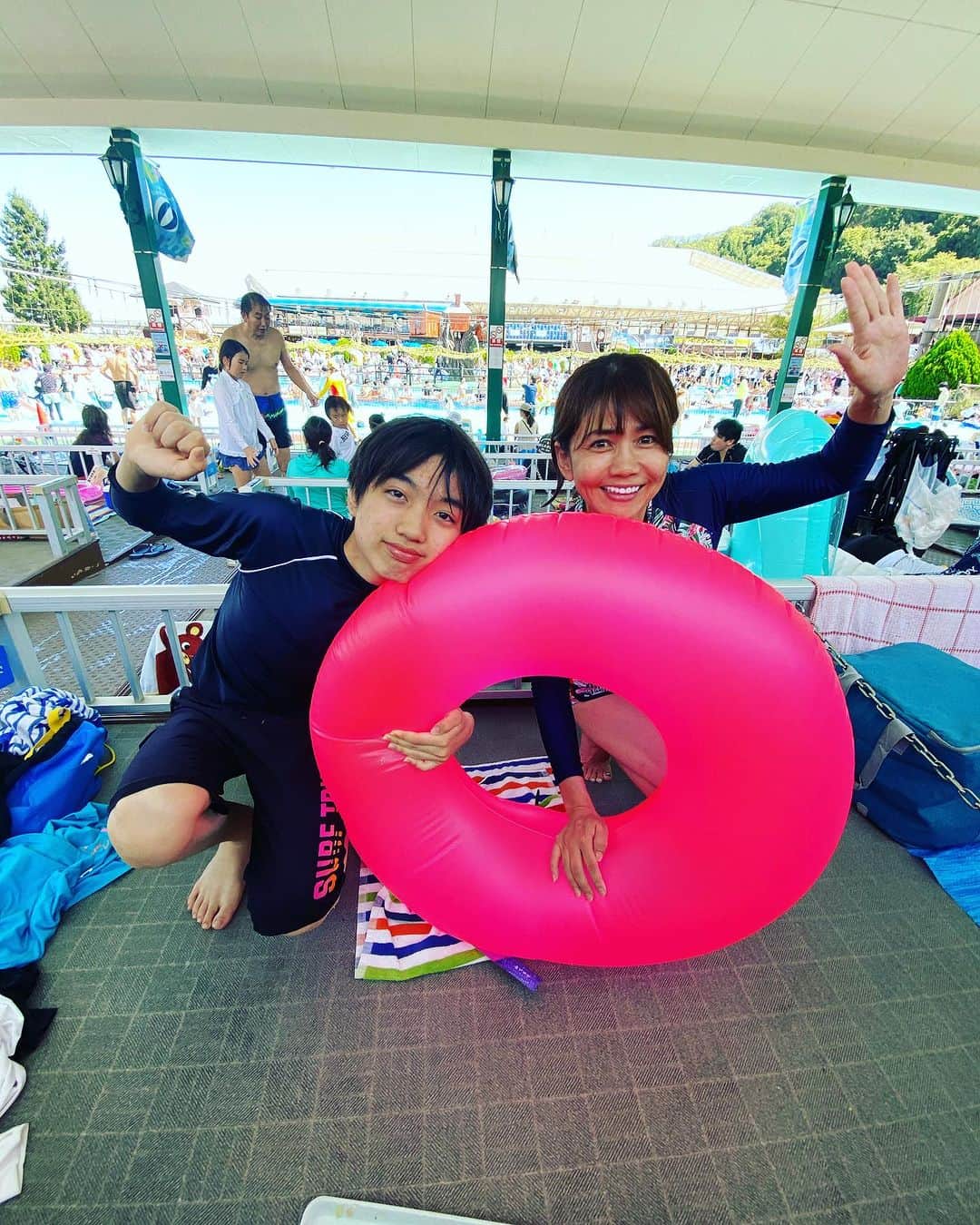 木原さとみのインスタグラム：「昨日は、　#サマーランド　へ　昔、ロケで来た以来！びっくりするほど混んでいて、ヘトヘト〜 ギリギリで取れた場所。 場所代6000円😱 スライダーとかは待ち時間長過ぎで断念。 流れるプールをひたすら回りました😅 #まだまだ夏 次はお友達と行って下さい💦」