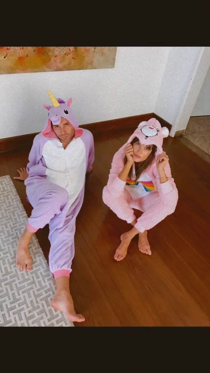 アレッサンドラ・アンブロジオのインスタグラム：「Desejando um feliz aniversário pro meu melhor amigo super alto astral que por onde passa deixa o mundo mais alegre e divertido @matmazzafera !!! Te amuuuu 🎉🌈🥳🎈🦄⭐️💖🧸」