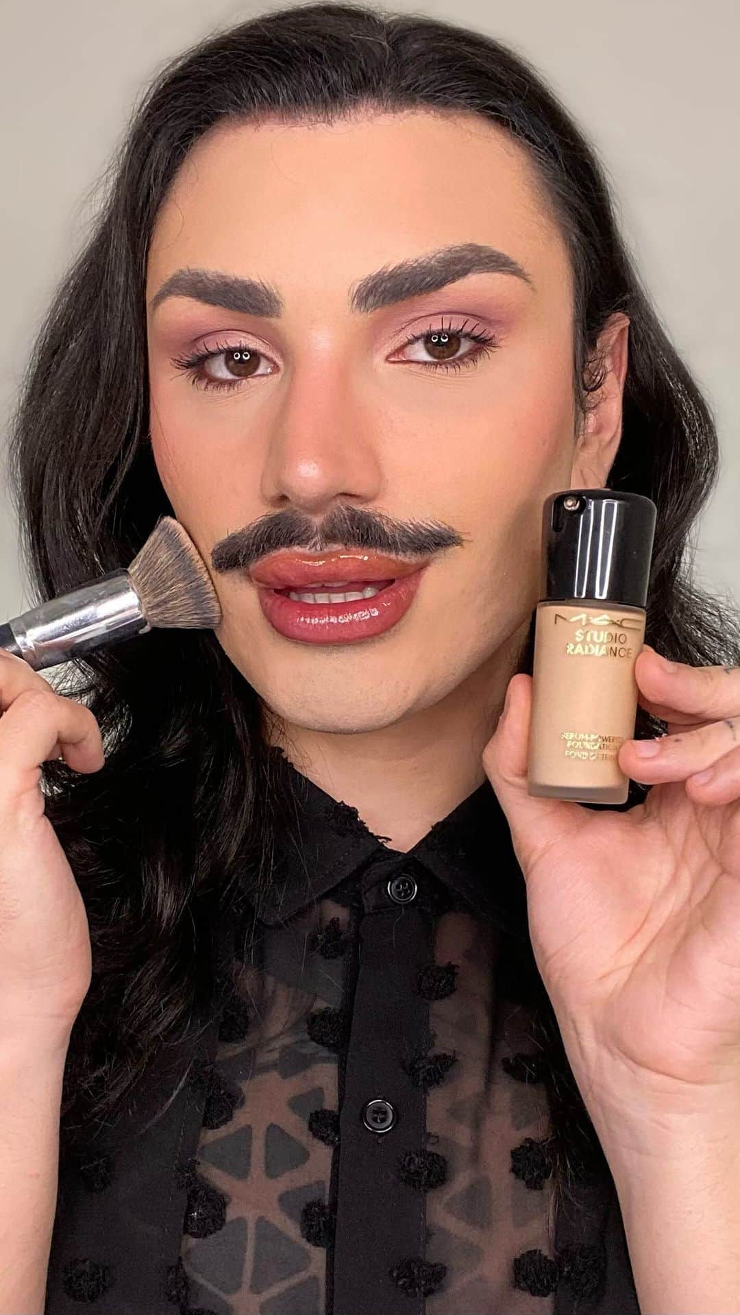 M·A·C Cosmetics BRのインスタグラム：「Eu ouvi lançamento? 🔥 @maccosmeticsbrasil lançou a nova base hidratante studio radiance serum-powered que entrega uma pele saudável, com muito glow! ✨  Ela tem média cobertura, constrói camadas, e 80% de sua formulação são produtos de skincare! 😱 É BABADO! 🔥 Cupom: mac-Rod para 15% OFF Salva o post sobrinhas 🫶  #maquiagem #makeup #beleza #maccosmeticsbrasil #MACStudioRadiance  *conteúdo patrocinado*」