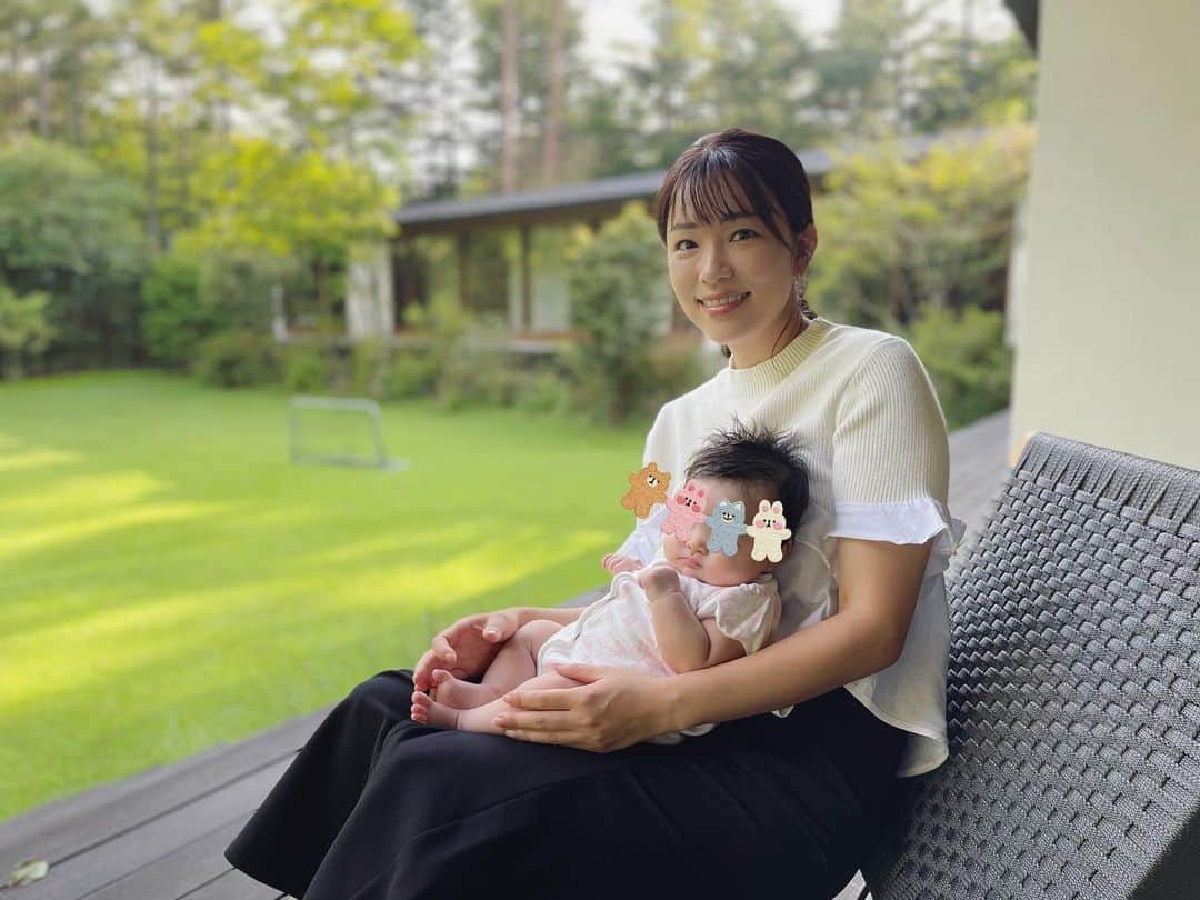 本田朋子のインスタグラム：「軽井沢で秋の風を感じてきました。 息子は大好きなファミリーに沢山遊んでもらって、日が傾くまで走ってました。笑 サッカーをして、ラグビーもして、走る走る走る！ そのスタミナに母は脱帽です。  一方、女子チームは栗拾いを。 四季を愉しむ細やかな感性…忘れちゃいけないなぁと、小さな手に教えられました。  娘が大きくなったらどんな遊びをするのかな。 初めての女の子育児。 いろいろと想像するのも楽しいです。  追記…我が家のおまんじゅうちゃん（娘）は、アルプス一万尺をタッチしながら歌うとにこにこ笑顔で喜んでくれます。 あっという間に生後2ヶ月。 ぷにぷに、ぽよぽよのお肌がとっても愛おしくて羨ましい♡  #軽井沢 #4歳　 #男の子ママ #二人育児 #生後1ヶ月  #生後2ヶ月」