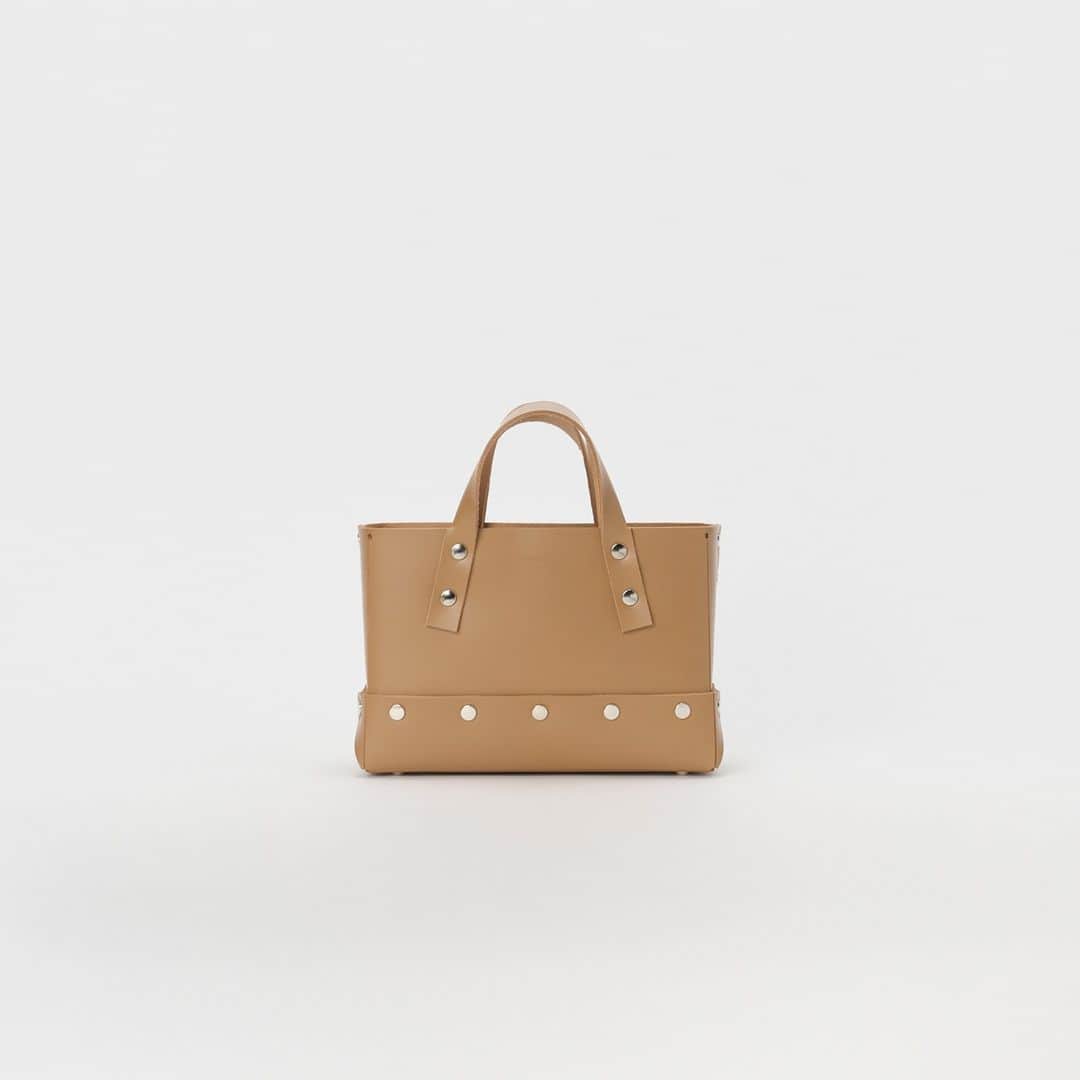 エンダースキーマのインスタグラム：「“assemble” line from the 2023sa(summer/autumn) will be at stores from the 23rd of Sep. *flagship stores @sukima_shop and retailers in Japan *abroad: late Sep  model: assemble rectangle bag S/M/L color: black, white, beige, pistachio, mocha  #assemble #henderscheme #2023sa」