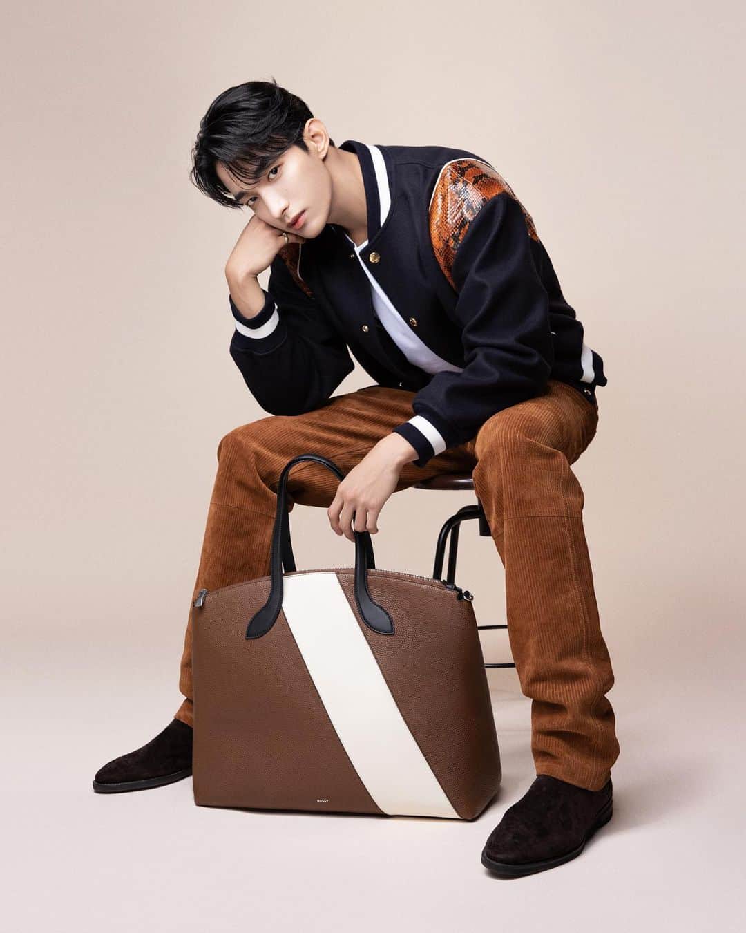バリーのインスタグラム：「Bally is pleased to announce that DK @dk_is_dokyeom, a member of K-pop group SEVENTEEN, has been appointed as its new Global Brand Ambassador.  발리는 K-pop 그룹 세븐틴의 멤버 도겸을 새로운 글로벌 브랜드 앰버서더로 선정했습니다.  Photographer: @photokyj80  #DK #Bally #BallyDK」