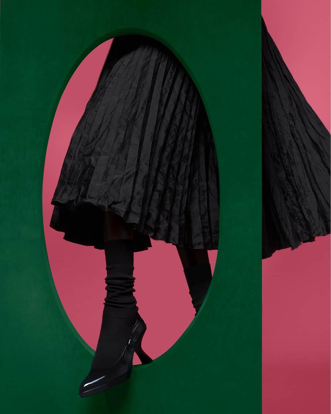 クリスチャンディオールさんのインスタグラム写真 - (クリスチャンディオールInstagram)「A series of nuanced intricacies exists within the #DiorAW23 collection designed by @MariaGraziaChiuri. Notably, the seamless fusion of the iconic #DiorOblique motif and the Christian Dior signature emblem, both executed with an inventive twist. A 'Dior Travel' hat ignites wanderlust, while the #LadyDJoy bag is reborn in a new tweed interpretation, encapsulating the essence of tradition and modernity within these pieces. © @BrigitteNiedermairStudio」9月19日 13時00分 - dior