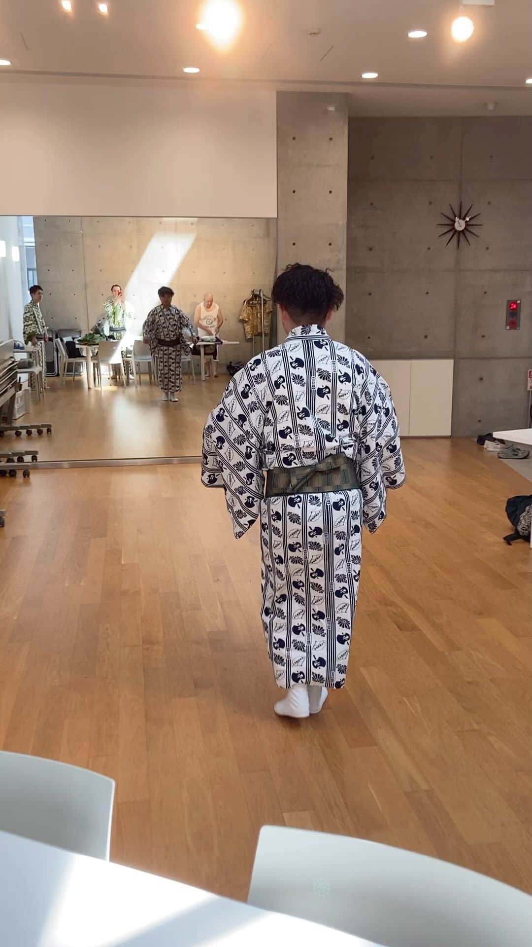 桂春雨のインスタグラム：「梅十三師匠の日本舞踊の稽古に、桂笑金さんが今日から新加入。 学生時代はサッカーをやっていたそうですが、和物の経験はゼロ。まずは扇子の持ち方と歩き方から。 動きはぎこちないですが、体力はありそうですね。」