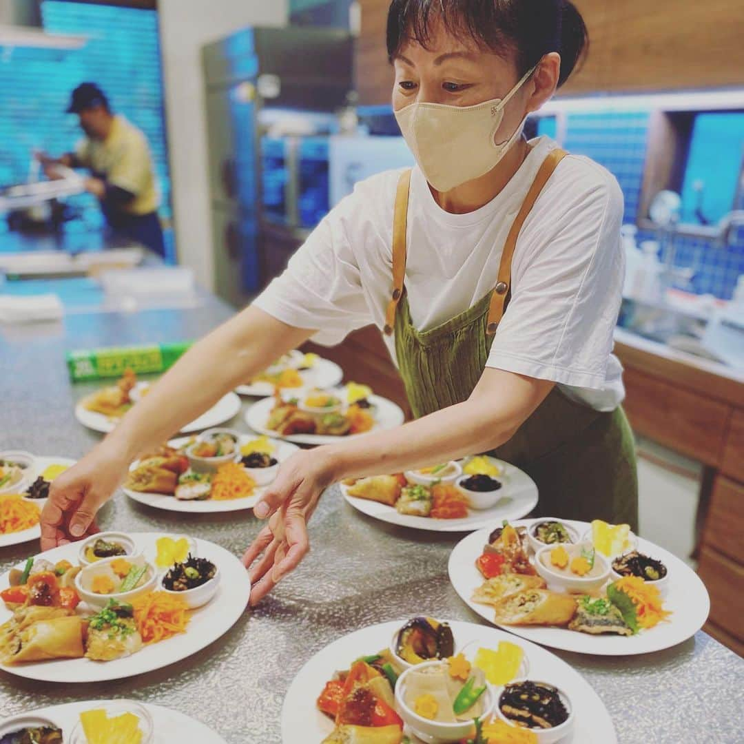 A-Portさんのインスタグラム写真 - (A-PortInstagram)「🍚10月5日(木)13:00〜  清水工務店の社員食堂、特別体験会  〜シェフ/手作り工房風の薫り・浅野恭子〜  インスタで毎回みなさまの空腹を刺激し続けている 清水工務店の社員食堂。  しばらくお休みしていた、 みなさんにもこのお昼のひと時を楽しんでもらえる  「社員食堂特別体験会」が帰ってきました！  復帰第一弾はもちろんエースの 「手づくり工房 風の薫り」浅野恭子さんの回です。  毎回、季節の移ろいをさり気なく感じさせながら 心と体に活力と爽やかな風を送り込んでくれる 特別体験会のメニューをどうぞお楽しみに。  「手作りごはんのお助け便」の即売もありますよ！  お申し込みは、 エーポートのホームページからどうぞ！  #清水工務店 #社員食堂体験会 #風の薫りお助け便」9月19日 13時02分 - shimizu_aport