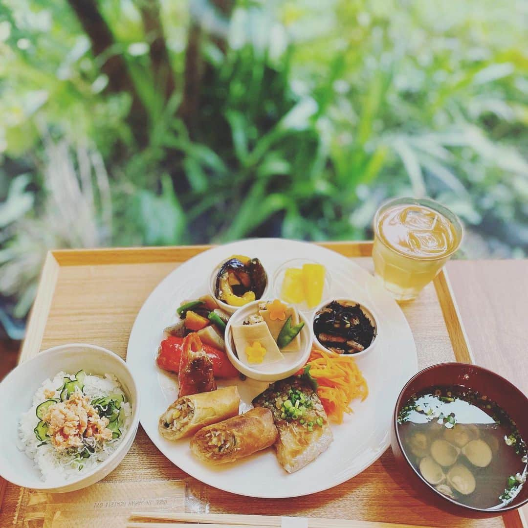 A-Portさんのインスタグラム写真 - (A-PortInstagram)「🍚10月5日(木)13:00〜  清水工務店の社員食堂、特別体験会  〜シェフ/手作り工房風の薫り・浅野恭子〜  インスタで毎回みなさまの空腹を刺激し続けている 清水工務店の社員食堂。  しばらくお休みしていた、 みなさんにもこのお昼のひと時を楽しんでもらえる  「社員食堂特別体験会」が帰ってきました！  復帰第一弾はもちろんエースの 「手づくり工房 風の薫り」浅野恭子さんの回です。  毎回、季節の移ろいをさり気なく感じさせながら 心と体に活力と爽やかな風を送り込んでくれる 特別体験会のメニューをどうぞお楽しみに。  「手作りごはんのお助け便」の即売もありますよ！  お申し込みは、 エーポートのホームページからどうぞ！  #清水工務店 #社員食堂体験会 #風の薫りお助け便」9月19日 13時02分 - shimizu_aport