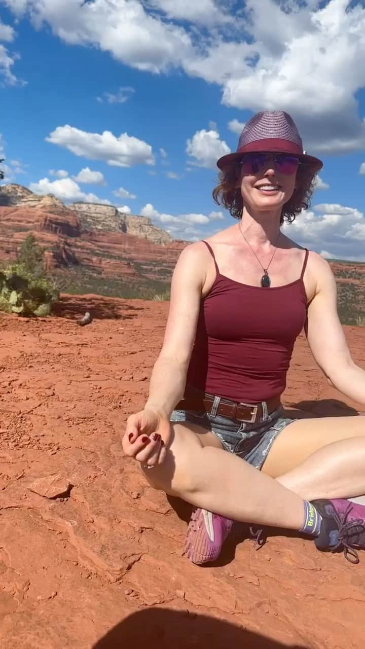 アリシア・ウィットのインスタグラム：「a beautiful weekend in the most sacred of places, with my friend of 13 years - in preparation for welcoming in all the growth, all the new, all the healing, all the next✨🩵 #sedona」