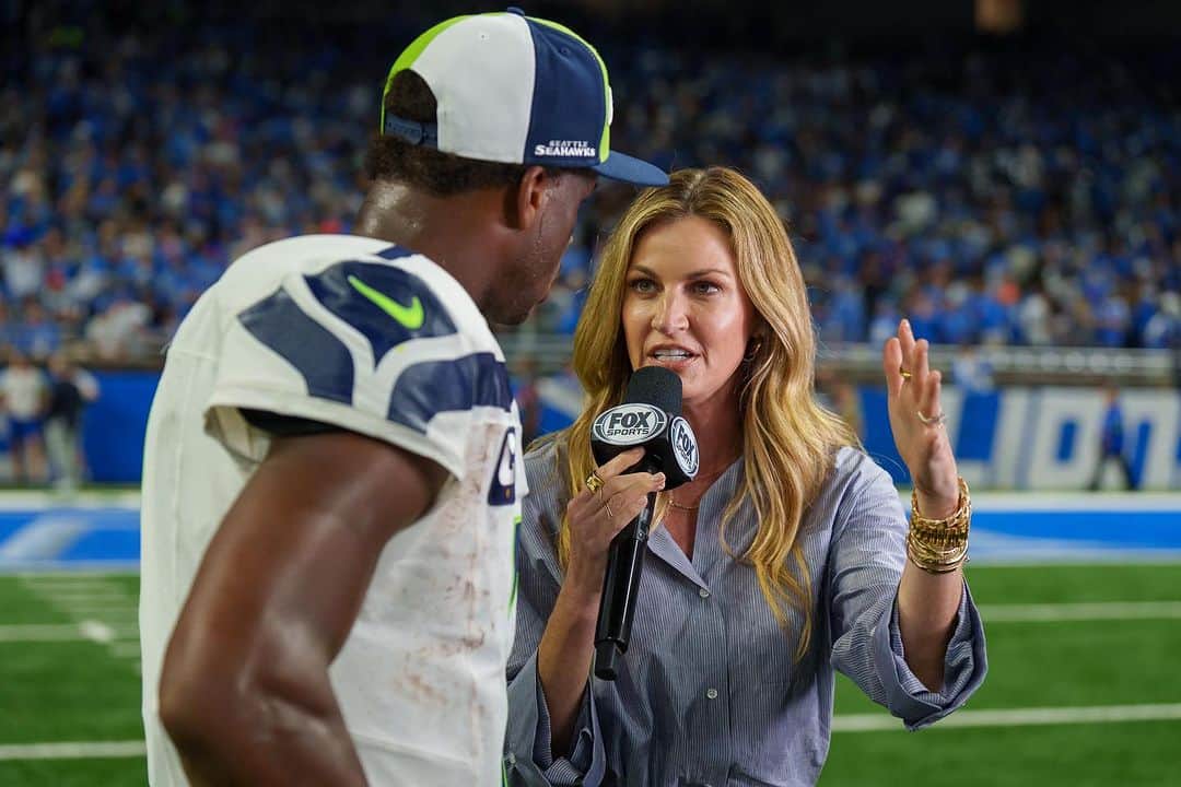 エリン・アンドリューズのインスタグラム：「Week 2 @nflonfox @detroitlionsnfl @seahawks. Thank you @toddrphoto for these ❤️❤️ @kevburkhardt @gregolsen88 @jilliangregory @alyssafgreene @twpclothing」