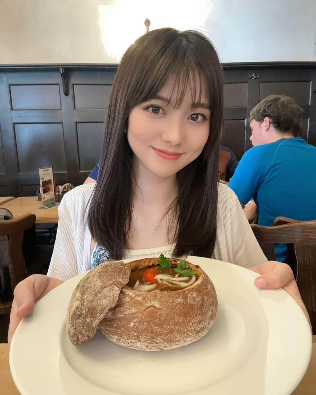 せきぐちりささんのインスタグラム写真 - (せきぐちりさInstagram)「たまたま通りかかったレストランでチェコで食べてみたいと思ってた伝統料理をオーダーしてみたよ。  グラーシュっていう、パンの中に入ったビーフシチュー。 お肉が柔らかくて凄いおいしかった😋  黄色いシチューみたいな料理がスヴィチコバ。 こっちは少し甘めのソースでほろほろの牛肉が入ってました。 こっちのシチューには必ずと言っていいほどクネドリーキっていう柔らかいパン？がついてて、みんなこれをお皿がキレイになるくらいシチューにつけて食べてました。  パンっていうより蒸しパンに近くて、ヨーロッパでは珍しいフワフワな食感のパンでした。  ‥‥‥‥‥‥‥‥‥‥‥‥‥‥‥‥‥‥‥‥‥‥‥‥  ルクセンブルク🇱🇺在住。19歳。 ヨーロッパの旅行写真もたくさん載せてるので是非みてね📸 @risa_s_lisa  配信アプリ『ミクチャ』で毎日23時ごろ から配信してます。 ※プロフィールのリンクからTikTok、X、ミクチャのフォローお願いします🤍  ‥‥‥‥‥‥‥‥‥‥‥‥‥‥‥‥‥‥‥‥‥‥‥‥ ･ ･ ･ ･ ･ ･ ･ ･ ･ #チェコ #🇨🇿 #プラハ #Czech #prague #Praha #vacation #夏休み #海外旅行 #ヨーロッパ #Europe #海外留学 #留学 #短期留学 #česká #holiday  #ceska  #českárepublika  #praha #praha🇨🇿 #praha❤️ #prahacity  #prahagram」9月19日 7時38分 - risa_s_lisa