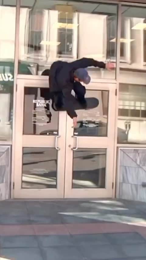 Skate Crunch (OG)のインスタグラム：「🔥💯 @brooksshuping front door wallride at republic bank🔨 📹 @ryantassi  ♻️ via @fourdown 4️⃣⬇️ #fourdown #skateboarding」