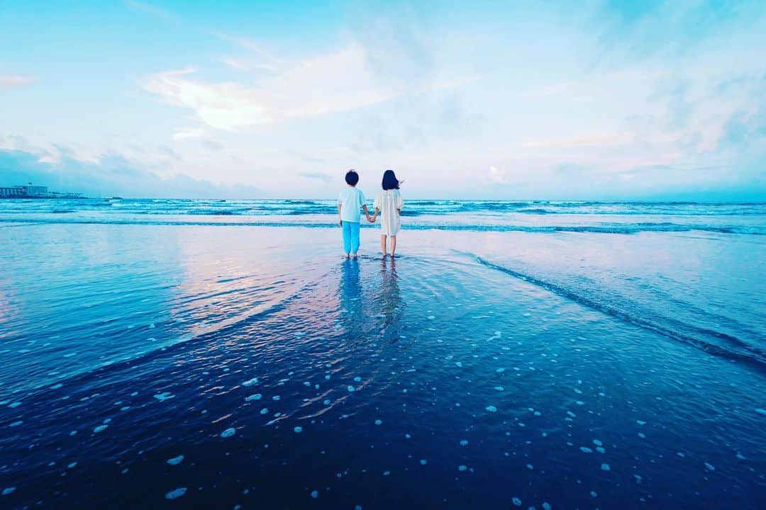 あすかのインスタグラム：「・ 朝の海 ウユニ塩湖のような 新海誠の世界のような 早起きのご褒美でした✨ ・」