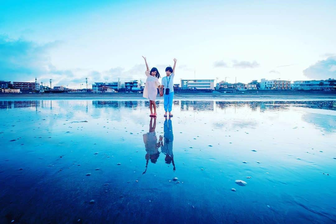 あすかのインスタグラム：「・ 朝の海 朝日が海からのぼると思い込んで 日の出時刻に海に行ったのに 太陽が逆からのぼって みんなびっくり残念気分！ と思いきや 水への映り込みが 美しすぎた🥹✨ ・」