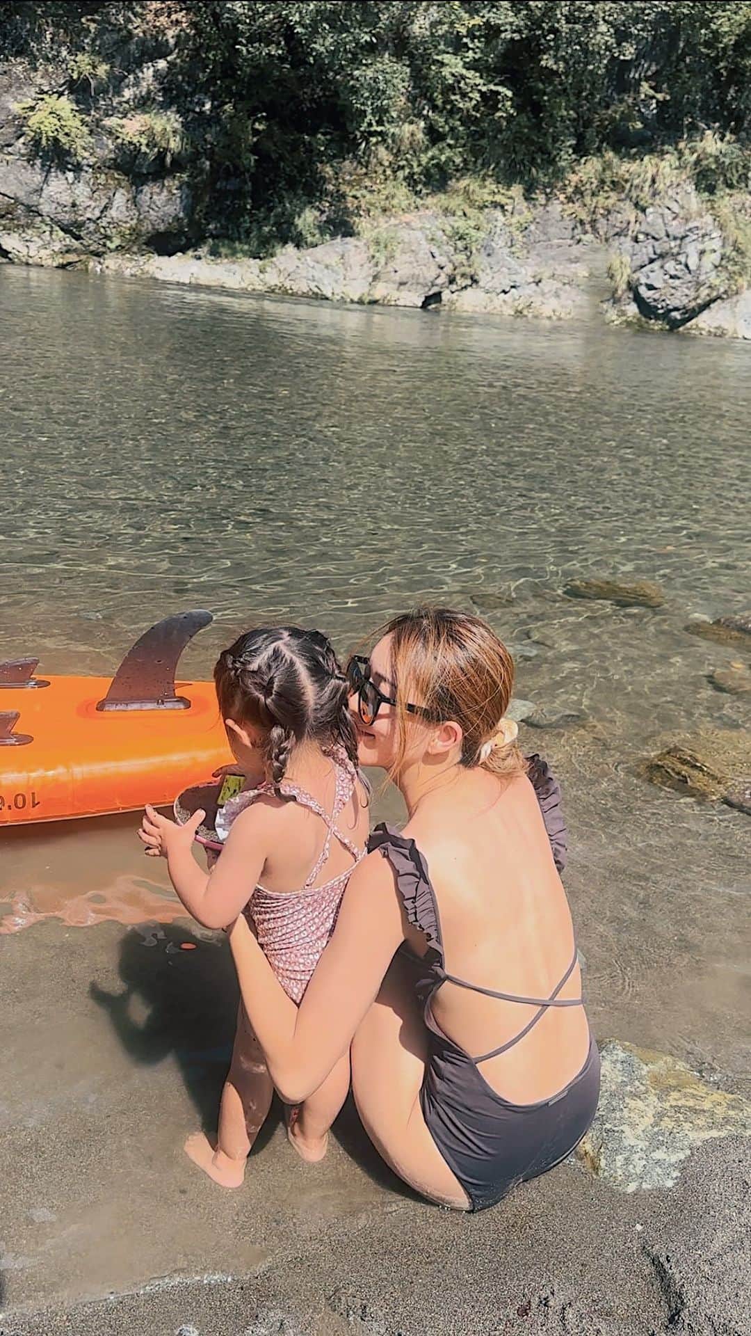 のインスタグラム：「🛶⛺️🧡🤎✨  お天気最高だったから またまた川に🥹🫶🏼🔥🌈  👧🏻 @zarakids  👩🏼 @room306contemporary   #川遊び#デイキャンプ#家族#家族コーデ #兄弟コーデ#リンクコーデ#シミラールック #ピンクコーデ#ママコーデ#リゾートコーデ #3兄妹#お揃い#お揃いコーデ#ブラウンコーデ  #BIKINI#leopard#レオバード#ブラウン #水着#水着コーデ#息子コーデ#娘コーデ#family#familytrip#trip#resort#coordinate#japan」