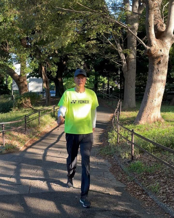 のインスタグラム：「カネやん散歩🚶  おはよー👋  秋ですよ🍂  運動の秋ですよ💨  身体動かせ💪 汗をかけ💦  気持ちいいぞ〜😄🤚  どや  #カネやん散歩 #運動の秋  #身体動かせ #汗をかけ #どや」