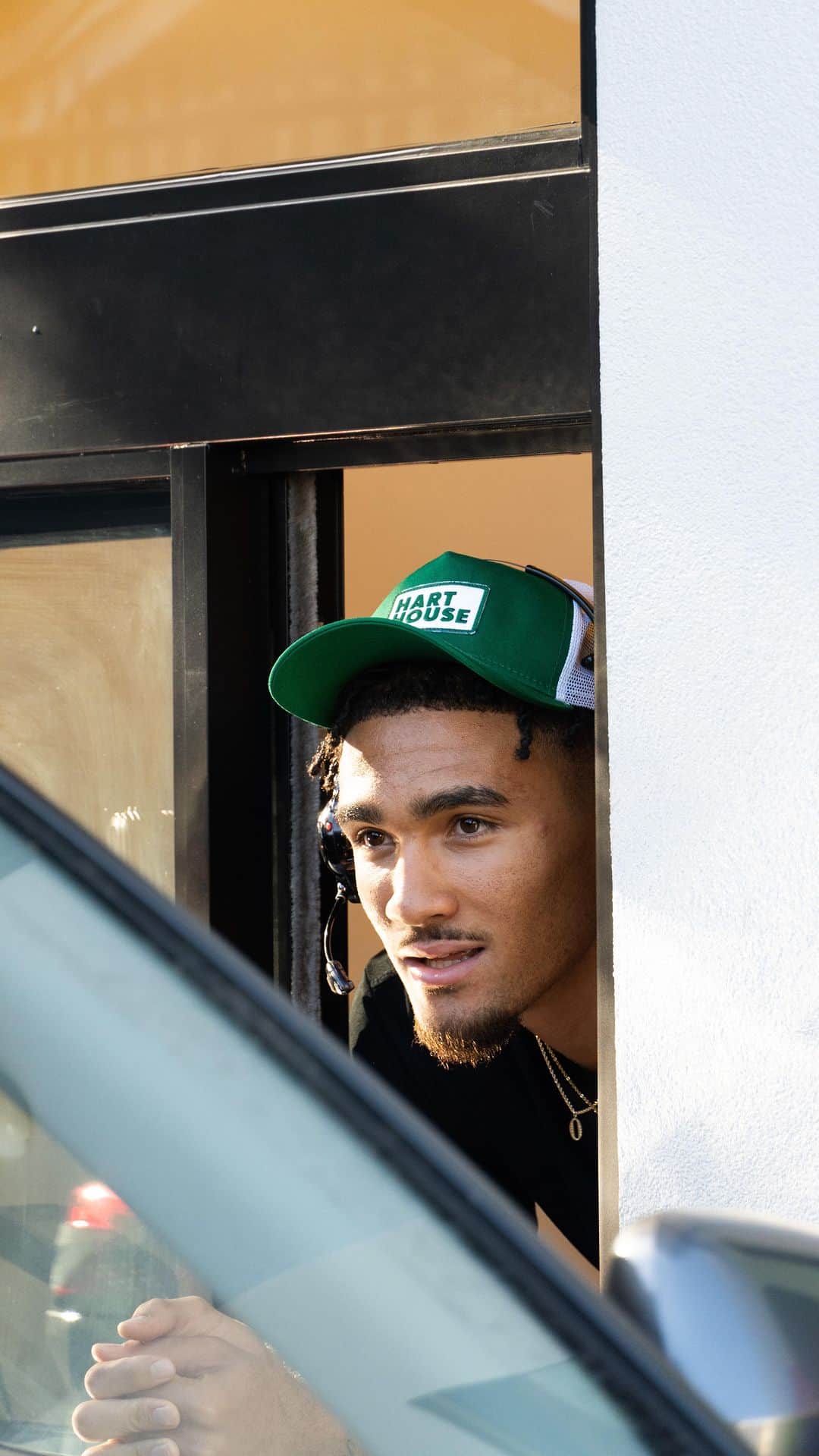 のインスタグラム：「After many weeks of visiting as a guest, then a brief training camp at our Westchester Location, Lakers rookie @jhoodschifino pulled up to Hollywood for his shift serving at @MyHartHouse. He hit every position from cash register, to drive-thru service, and he even whipped up some of our signature shakes in honor of #NationalMilkshakeDay!   We appreciate you suiting up at Hart House, Jalen, and of course for donating all proceeds from your shift to our friends at @assistanceleagueoflosangeles 💚💜」