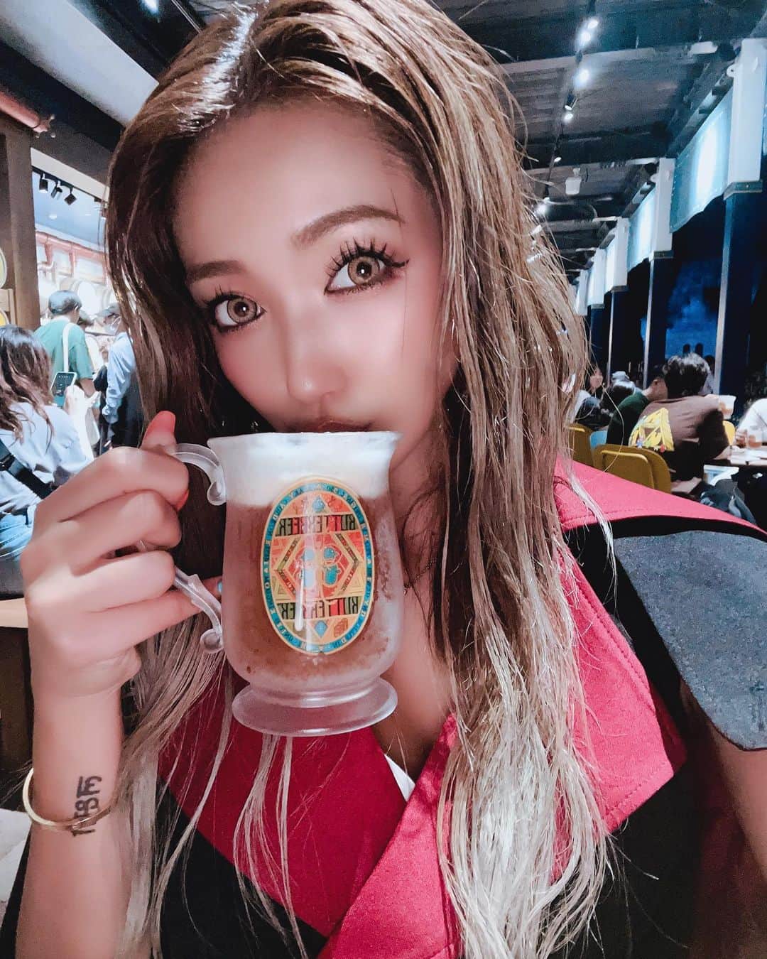 鈴木愛美のインスタグラム：「: ℍ𝕒𝕣𝕣𝕪 𝕡𝕠𝕥𝕥𝕖𝕣🧙🪄 WARƝER ƁRƠS.SƬUƊƖƠ ƬƠUR⭐︎ƬƠƘYƠ @wbtourtokyo @harrypotterfilm   大好き過ぎてDVD全部揃えてるし 何百回見たかわからないくらい見てる ハリーポッター❤️✴︎゜  東京に出来たワーナーブラザーズスタジオツアーに 1ヶ月以上楽しみに待ってやっと行ってきました✌🏾💕  全てが感動。涙 昔から大好きなハリーポッターの 空間に入り込めて幸せだった😭❤️  絶対飲むよね♡バタービール🍺✨  #ハリーポッター #ハリーポッタースタジオツアー #harrypotter #harrypotterworld #harrypotterfan #warnerbrosstudiotourtokyo #tokyo #バタービール #ハリポタツアー #ハリポタ #ハリポタコーデ  #ハリーポッターの世界 #スタジオツアー東京」
