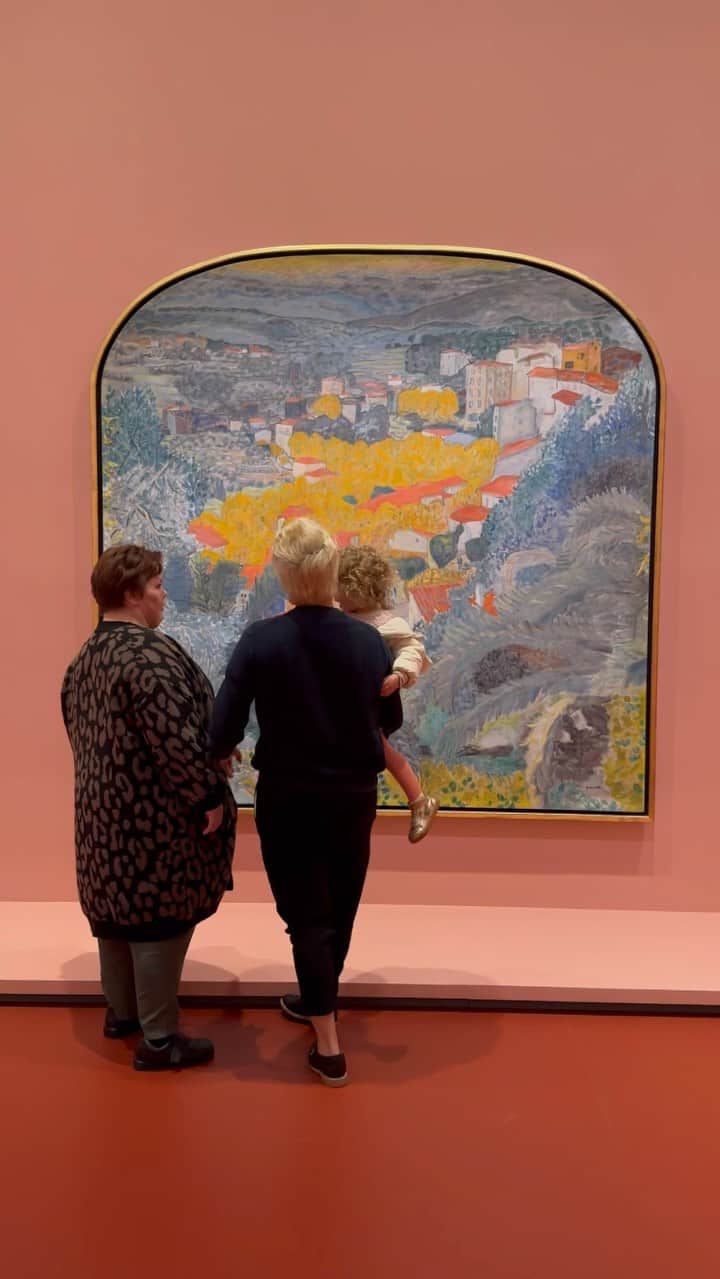Australiaのインスタグラム：「Adding a splash of colour to your feed, courtesy of @ngvmelbourne 🎨 Today we’re joining Vinny and @moanahope in Narrm (@visitmelbourne) as they check out the ‘Pierre Bonnard: Designed by India Mahdavi’ exhibition at the National Gallery of Victoria - the oldest and most visited gallery in all of #Australia! 🤯 The gallery offers a range of access initiatives and resources to accommodate the needs of all visitors, including relaxed sessions, sensory maps, Auslan tours and interpreted events, audio descriptions of artworks and interactive experiences. Head to @ngvmelbourne for more details!   📍: #NationalGalleryOfVictoria, Narrm (#Melbourne), Victoria - on Wurundjeri Country.   #SeeAustralia #ComeAndSayGday #VisitMelbourne #VisitVictoria   ID: The video footage shows two women and a child wandering through the National Gallery of Victoria. The exhibition they are viewing is Pierre Bonnard: Designed by India Mahdavi, which features very colourful wallpaper and artwork.」