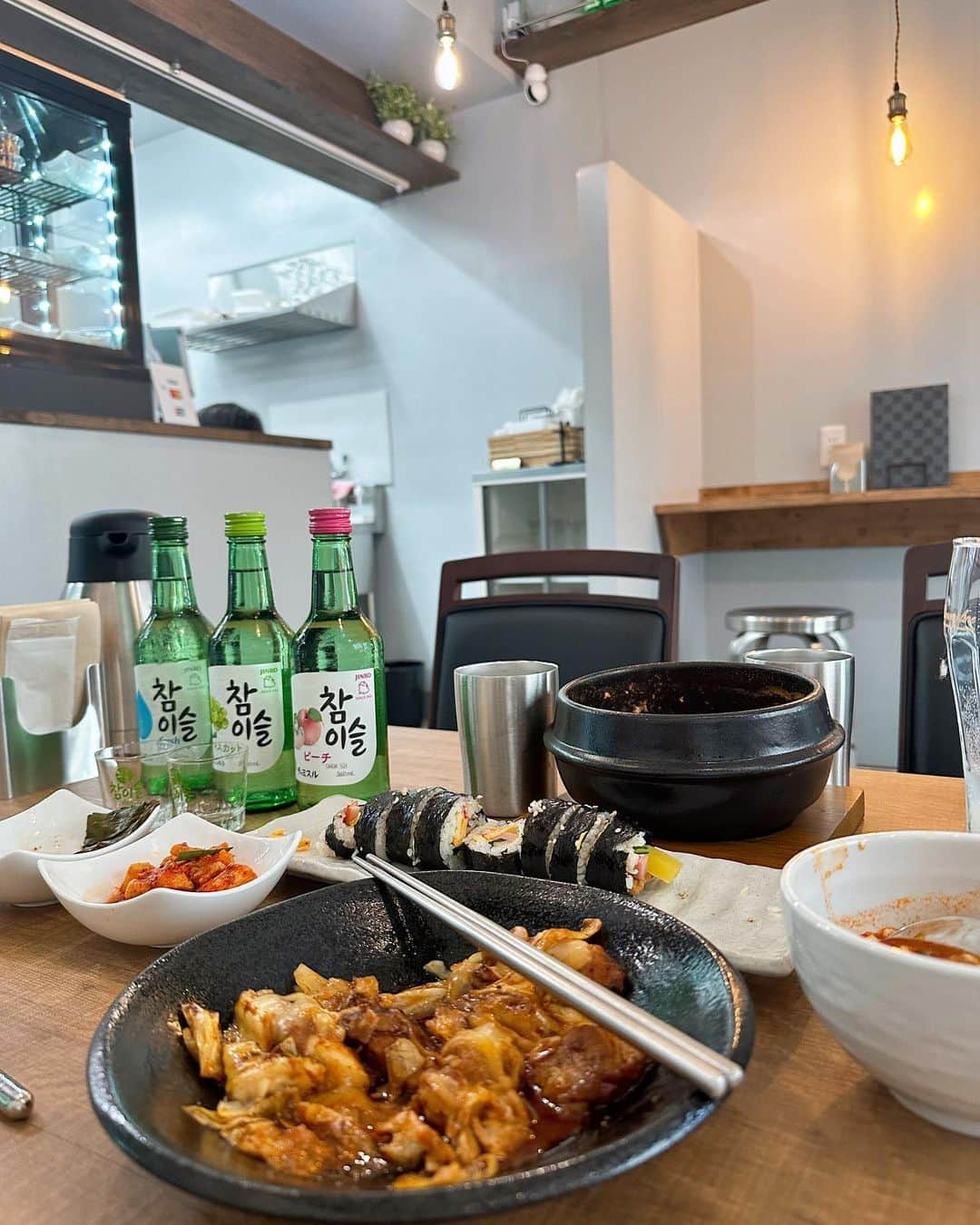 のインスタグラム：「📍タンバム365 / 韓国料理屋  天六に韓国がキター🇰🇷✧  天神橋筋六丁目駅13番出口の階段上がった 真隣の〝タンバム365〟 @tanbam365   9月18日グランドオープン👏  Ubereatsメイン(10月スタート予定)のお店なのでイートインは10席とこじんまりだけどとっても居心地良い🤤  ほんで、めちゃくちゃ美味。  韓国料理でありがちな辛いけど味が薄いスンドゥブに悲しい気持ちになった方、ほんまに食べてみてほしい。  スンドゥブ365を頂いたんやけど、お出汁がすごくてめちゃくちゃ美味しい🤤💛  チーズダッカルビが4歳の次男も「辛いけど美味しい！」って食べてたし、キンパやチヂミもあるから子連れでも大丈夫🙆‍♀️  冷麺は、お汁の氷が入ってるのでいつまでも薄くならないし色んなところに工夫が詰まってたよ🤫  ほとんどのメニューがテイクアウトOKなので まずはご賞味あれ🥡  📍タンバム365 @tanbam365   ☑︎予約は公式Instagramのdmかtel ☑︎天六駅13番出口階段上がった隣 ☑︎10:00〜23:00 ☑︎ランチメニュー有り(平日) ☑︎昼飲みOK ☑︎おひとりさまOK  　 #タンバム365 #天六グルメ #天六ランチ #天六飲み #韓国料理 #渡韓ごっこ」