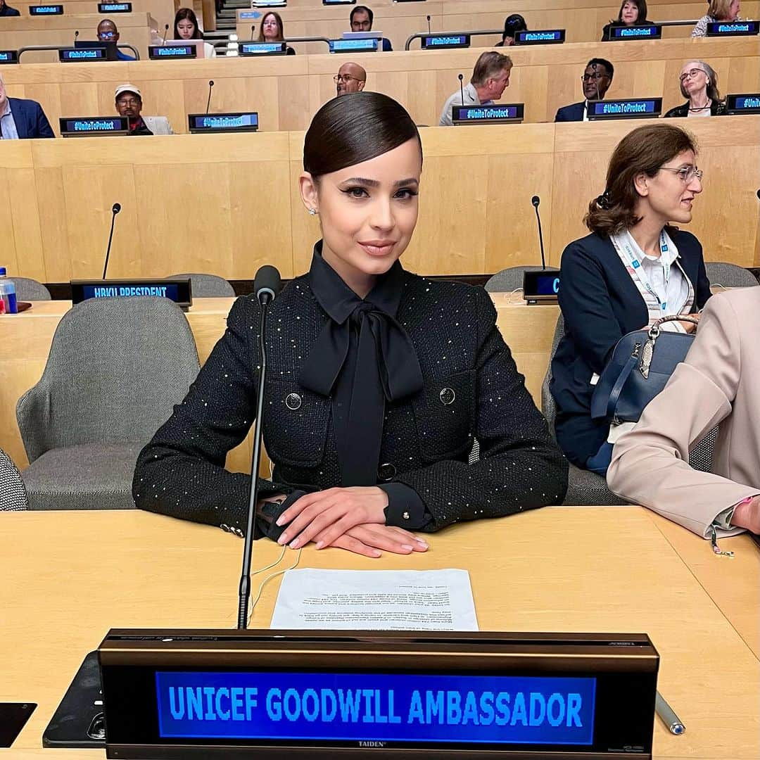 ソフィア・カーソンのインスタグラム：「I had the extraordinary honor of speaking at the United Nations alongside the UN Secretary General, his Excellency Antonio Guterres, on the Day To Protect Education Against Attack. This week as we enter the United Nations General Assembly, we must vow to PROTECT the children of the world. To protect the 244 MILLION children who are not in school. Where EVERY child belongs.   Because a world where no child is ever denied their right to an education, is a peaceful and prosperous world.   There is bright, shining hope in the eyes of every child who is bravely defending for their right to an education. And it is our duty, to stand with them.     On behalf of the children of the world, let us promise to never stop until every child, in every corner of the world, is safe, protected and educated.   Thank you @unitednations @unicef and @educationaboveall_eaa for your commitment to children. Today, and always.   My heart is yours🩵」