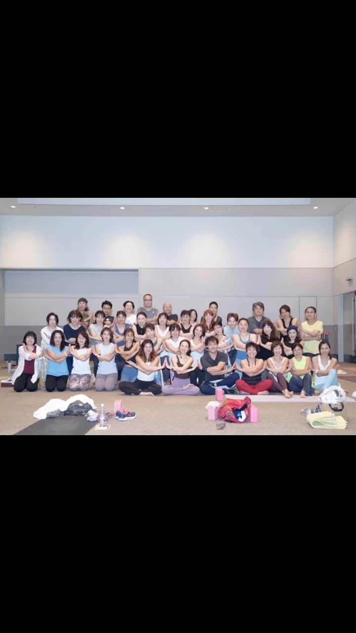 梅澤友里香のインスタグラム：「@yogafestjp 2023 4年ぶりのリアル開催！ やっぱり良い❤️久しぶりな方々に会って笑って真剣なエネルギーも感じて✨✨✨  ヨガフェスタの時期は台風も来やすい時期ですが 今回は3日間とも晴天！！☀️ （晴れすぎ説も😂）  9/17（日）9:30〜11:00 朝1番のクラスに来てくれたみなさんもありがとうございました🥺🙏🏻✨ 朝から夜までヨガを楽しんでくれた方も沢山居て 数ある有料クラスの中から、この時間を選んで来てくれた 皆さんに心から感謝します。  この日は他でもイベントが盛りだくさんあったようで 夜には神宮もあったりで 朝行けないけど、会場で会えたら嬉しいです！ ってメッセージくれた方もいて 『行けば会える』 この感覚が嬉しいですよね🥺❤️  懐かしい気持ちと新しい気持ちが混ざって とても幸せな1日でした！✨  長年アシスタントをしてくれていた @emi_sk_ ちゃんも 今年はアカデミークラス講師！ 自分のクラスの前にレッスン受けてくれた🥺✨ そして結局前に呼び出す😂✨  変化や成長が時の流れと共に起きるのは喜びですね❤️  4年ぶりにまたこの会場でヨガの場を作ってくれた @kunkunsatoshiさん @hakimiki730 さん 本当に本当にありがとうございました！✨  クラス後駆けつけてくれた @utlyoga さんありがとうございました！ フライヤーにレッスンチケット付いているので、 是非代々木でのスタジオレッスン来てねー❤️  そしていつもサポート頂いている @sunchlorellajapan さん @vittel_jp @pukkaherbsjapan さん @baked_kale_gourmet_chips_ さん お土産ありがとうございました🥺✨  またこの場所で皆さんに会える事を楽しみにしています❤️  レッスン撮影に @oh_tomas_92 さんが入ってくれました！ また写真届いたら投稿します❤️  会えた皆さんありがとうございました❤️ @kenharakuma  @akirawatamoto  @yoga_citta  @wakanozawa  @tama_smile  @nob_nonkiyoga  @naomi_akanuma  @emi_sk_  @megumi.yamashita.yoga  @yusukeasano  @yogini_risa  @shigeru.furuta  @studio_blue_hatanodai  @wellnesstrip_official  @yogajournal_japan  @yogis_editorialteam_lotus8   wear👚 @lululemonjp @chacott_balance   #ヨガフェスタ #ヨガフェスタ2023 #ヨガフェスタ横浜  #健康美 #インナービューティー #哲学 #サスティナブル #メンタルヘルス  #ホリスティックライフ　#ヨガ哲学　  #ヴィーガン　 #ベジタリアン #オーガニック　 #wellness  #ウェルネス  #yoga  #ヨガ #ヨガインストラクター  #美と健康 #beauty #health #ストレッチ #しなやか #ヨガライフ  #naturalbeauty #fitnessmodel #yogini」