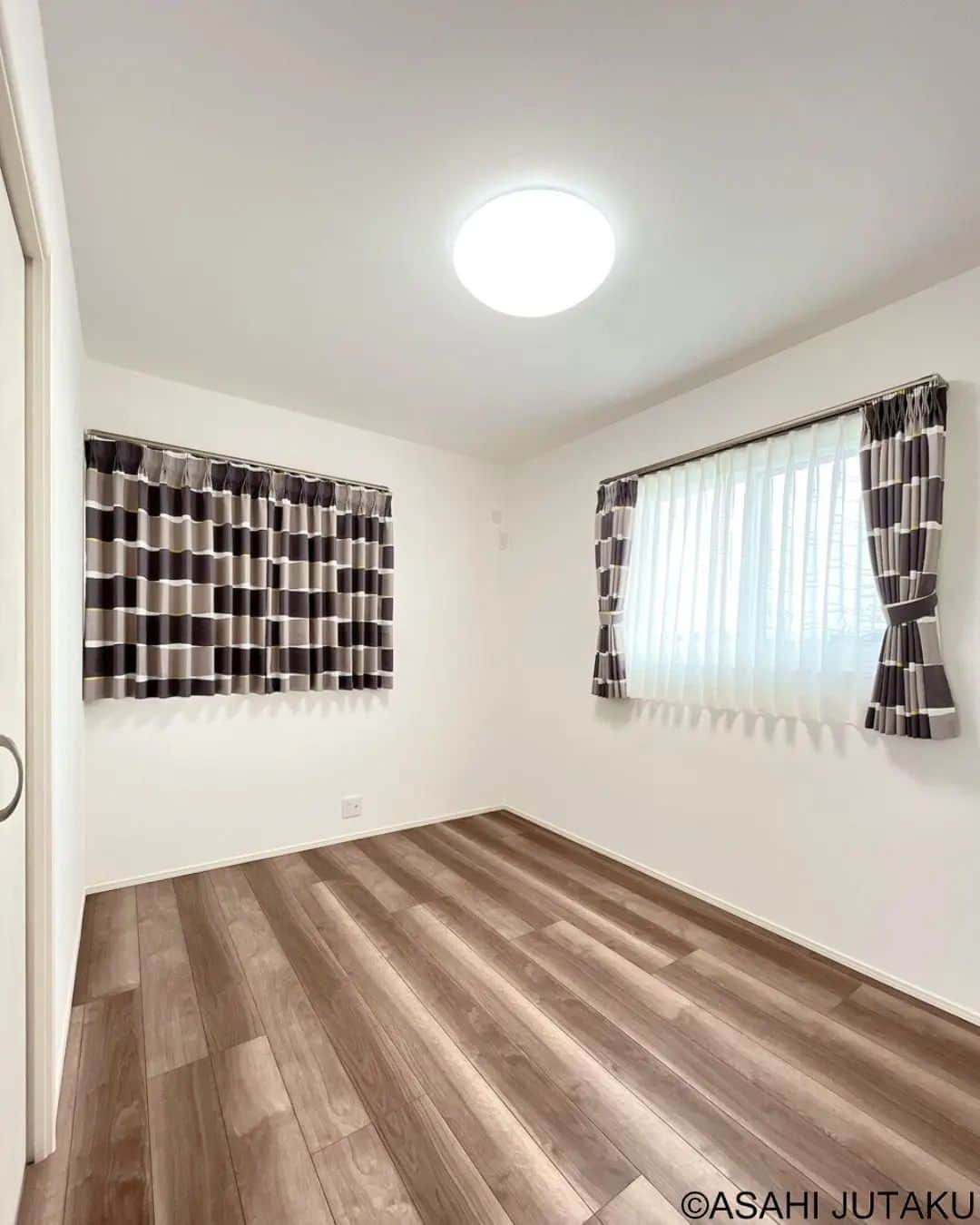 朝日住宅株式会社さんのインスタグラム写真 - (朝日住宅株式会社Instagram)「《洋室》  白が基調の洋室には濃い木目の床をチョイス。 床の色に合わせたダークブラウン・ホワイト・ベージュの3色横ボーダーカーテンがシックな印象で◎ カーテンと床材の同系色カラーがベストマッチした大人かわいい洋室です。  ✜✜✜✜✜✜✜✜✜✜✜✜✜✜✜✜✜✜✜✜✜✜✜ 施工例をもっと見たい方は こちら⇒ @asahijutaku　　　　　　　　　　　　　　　　　　　　　　　　　　　　浜松笠井展示場ご見学希望の方は こちら⇒ @asahijutaku.hamamatsu　　　　　　　　　　　　　　　　　　　　　　✜✜✜✜✜✜✜✜✜✜✜✜✜✜✜✜✜✜✜✜✜✜✜  #3色ボーダーカーテン　#洋室　#大人かわいい #朝日住宅 #住宅　#住宅デザイン　#インテリア　#マイホーム #マイホーム計画 #家づくり #おうち時間 #こだわりの家 #施工例 #新築 #一戸建て #注文住宅 #自由設計 #規格住宅 #高気密高断熱 #免疫住宅 #全館空調 #丁寧な暮らし #静岡県西部　#静岡県西部注文住宅 #磐田市 #磐田市住宅会社 #磐田市注文住宅 #浜松市 #浜松市住宅展示場 #浜松市モデルハウス」9月19日 8時26分 - asahijutaku