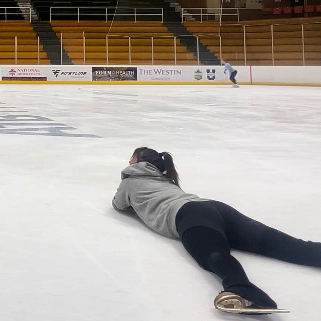 ケイトリン・オズモンドさんのインスタグラム写真 - (ケイトリン・オズモンドInstagram)「Today was my first day back on the ice, skating for myself, since December last year! I felt fantastic and wonderful, until I was reminded…  Falling Hurts!  • #foreveraklutz #figureskating #retired」9月19日 8時24分 - kaetkiss