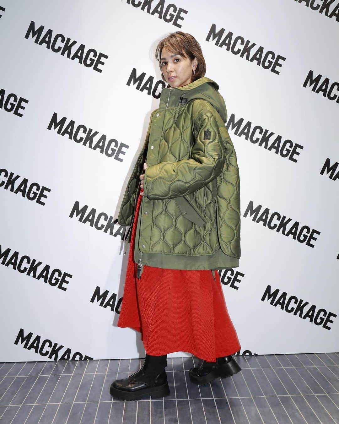 鈴木サチさんのインスタグラム写真 - (鈴木サチInstagram)「. 初の直営店 「MACKAGE AOYAMA」のオープニングパーティーへ行って来ました☺️🫶 . カーキのアウターに一目惚れ🤩 . 着ていたワンピとのカラーの相性もバッチリ👌でした😍 . . カジュアルから学校行事にも着ていけるものまでバリエーション豊富のマッカージュは私もお気に入り🫶😍 . . #ママ #ママモデル #モデル #4児ママ #マッカージュ #mackage」9月19日 8時33分 - sachi_suzuki