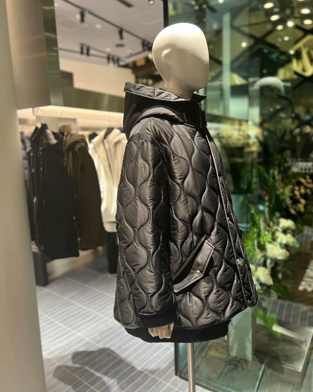 鈴木サチさんのインスタグラム写真 - (鈴木サチInstagram)「. 初の直営店 「MACKAGE AOYAMA」のオープニングパーティーへ行って来ました☺️🫶 . カーキのアウターに一目惚れ🤩 . 着ていたワンピとのカラーの相性もバッチリ👌でした😍 . . カジュアルから学校行事にも着ていけるものまでバリエーション豊富のマッカージュは私もお気に入り🫶😍 . . #ママ #ママモデル #モデル #4児ママ #マッカージュ #mackage」9月19日 8時33分 - sachi_suzuki