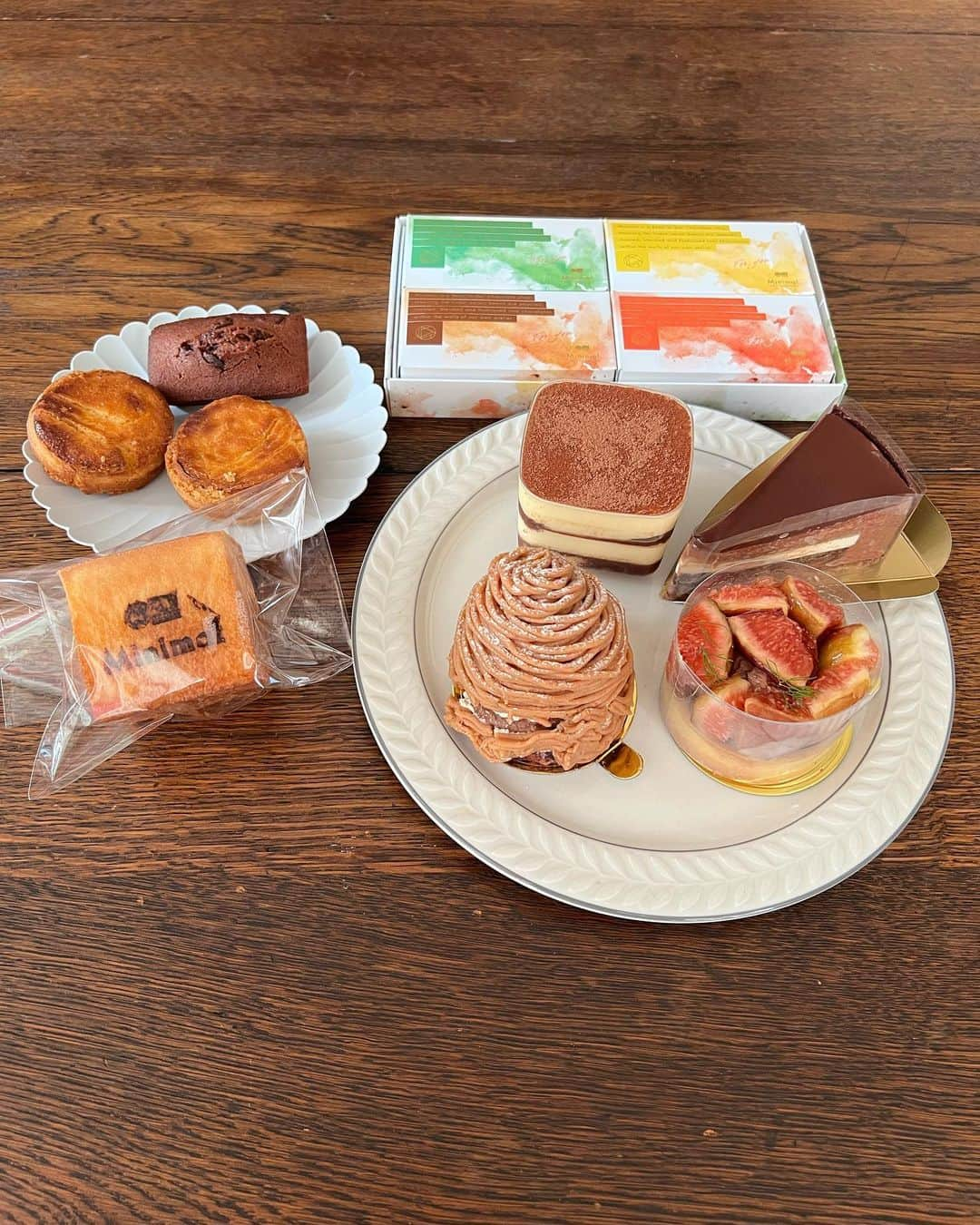 早川愛のインスタグラム：「🤎🤎🤎  9/16 new open Minimal 祖師ヶ谷大蔵店🤎🤎🤎 @minimal_beantobarchocolate   炎天下の中1時間も並んだので買いすぎました🫠🙃 ぜんぶ甘さはかなり控えめでカカオを感じる美味しいチョコレートでした🤎🤎🤎  ケーキもすべてにチョコレートがつかわれていてチョコレートずきにはたまりませんっ🥹🤎 甘さ控えめなのでここのケーキは何個でもいけちゃいます✨ 特にモンブランとチョコレートケーキと焼きたてのガトーバスクショコラとチョコレートフィナンシェが美味しすぎました🤎🤎🤎  ・  ✔︎モンブラン 美味しいい🤎🤎🤎 土台のタルト部分がチョコレートになってました🍫  ✔︎チョコレートケーキ シグネチャーのチョコレートケーキ何層にもなっていて食感も味もたのしめて濃厚で美味しかった🤎  ✔︎いちじくチョコレートタルト 甘さかなり控えめなしっかりしたチョコレートタルトの上にフレッシュないちじくがのっていてシンプルに美味しい🤎  ✔︎ティラミス この中では1番甘いチョコレートティラミス🤎 上のココアパウダーが本格的🤎  ✔︎チョコレートクリームパン 二層になっていて濃厚なカカオを感じる甘さ控えめなチョコレートクリームがぎっしり詰まってます🤎  ・  #ミニマルチョコレート #ミニマル祖師ヶ谷大蔵 #ミニマルビーントゥバーチョコレート #ミニマル #祖師ヶ谷大蔵カフェ #祖師ヶ谷大蔵 #世田谷カフェ #世田谷 #chocolate #三連休」