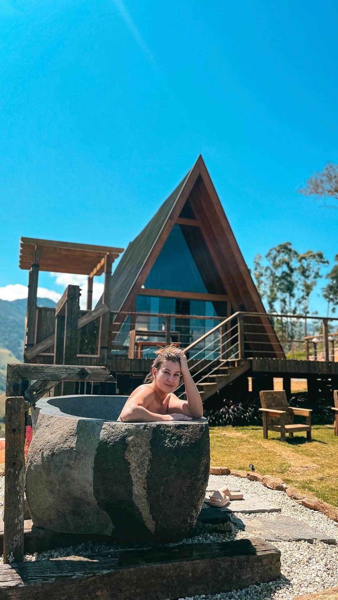 のインスタグラム：「Nosso final de semana nesse paraíso @montanafarmhouse__ pra comemorar o niver do mozão 🏠🌄 (em breve ela estará disponível pra locação, eu aviso vocês)」