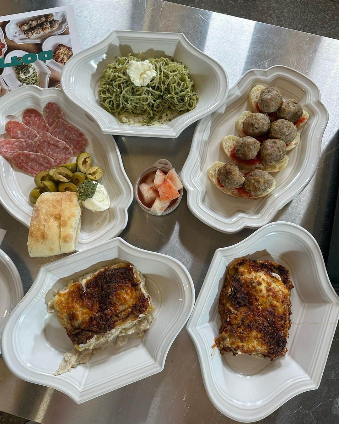 アン・ソニョンのインスタグラム：「<8인 이탈리안 가정식 홈파티세트> by @chef__daisy   <<미슐랭가이드>> 에 빛나는 오너쉐프 데이지🌼가 건면아닌, 조미료아닌, 수제 소스들로 찌고 볶고 갈고.. 해서 만들어낸  전,현직 대통령도 감탄하고 간 손맛👍👍 그대로!!!   2-3인분 코스가격정도로 (149,000) 수제 한우미트볼 10pcs + 한우라구라자냐 + 트러플크림라자냐 + 여주생면바질페스토파스타 + 바질파스토1병 + 토마토소스 + 치아바타빵 + 부라따치즈 + 살라미1팩 에다  (정말 에어프라이어 0r 전자레인지 에 데우기만 하면 끝이니까😍 ) 데워서 세팅하는 순서까지 레시피카드로 쫙 제작해서 나가는 ....!!!   #DOTT효창 베스트셀러 추석선물세트🍀  지금 구매하시면, 아직 출시전인 <수제콘그래놀라> 한봉지가 또!! 선물로 갑니다 :)   주문은 선착순 수량마감까지만이에요😊   #추석전배송 상품이니 서둘러주세요🙋🏻‍♀️🩷」