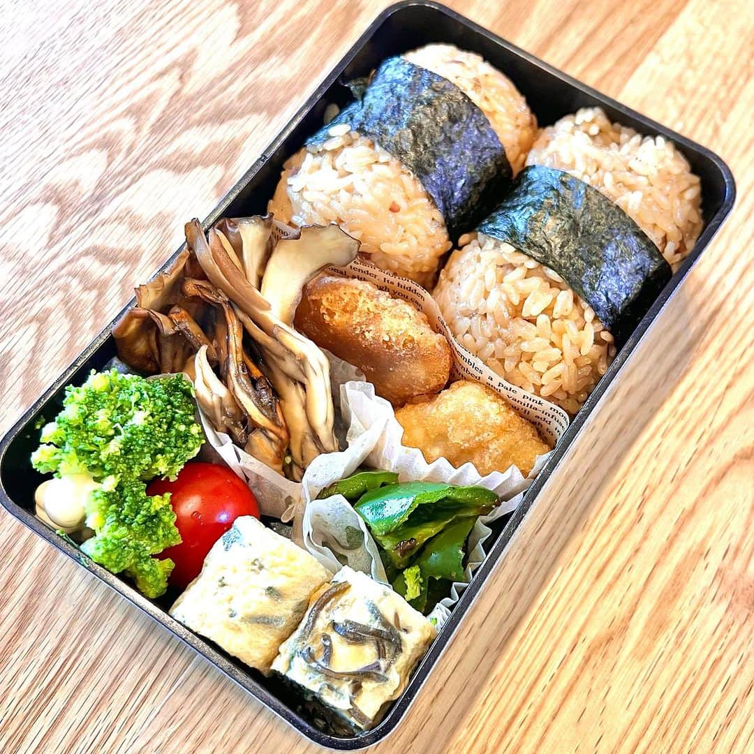 おちあやこのインスタグラム：「今日の夫弁当。  旅行から帰ってきたら、 翌日はとーぜん寝坊するよね。  ご飯も浸水せず寝ちゃったので、 今日は冷凍のかしわ飯をおにぎりに。  ほんで、冷凍の白身魚フライ  ピーマンは上高地でかったスパイスで焼いただけ 舞茸はバタポンで  だし巻き卵は焼いた  写真を撮るのが下手な夫は、たまにいい写真を撮る。  上高地の静かな池に写り込んだ景色、良く撮れてて私は感動したので共有。  写真を見ると、同じ場所にいても見えてるモノや切り取る景色が違うのね。 20年近く一緒にいても。  時に共感。時には違った視点で見えてるものを教えてくれる夫。  長時間の運転お疲れ様でした。  チンして作ったものばかりだけど、念は込めましたので。  あ、ちなみに最後の傘は私の写真。 最近、スマホを逆さまにして撮る技をやっと使える様になった。  #今日の夫弁当 #今日のお弁当 #お弁当 #弁当記録」