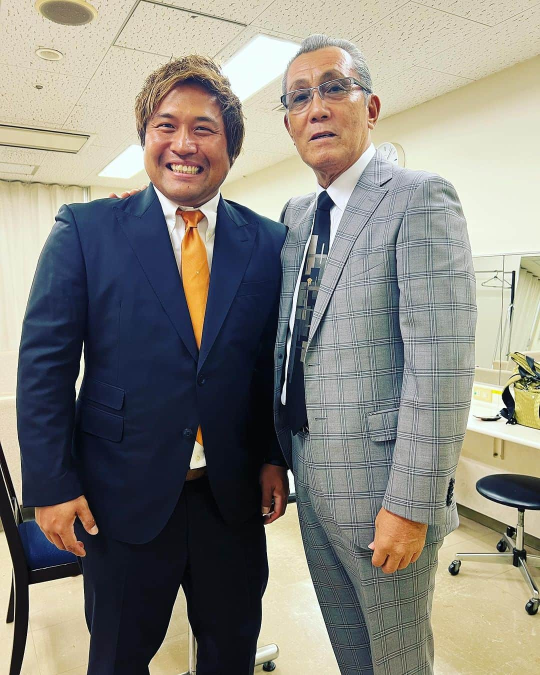 平田良介さんのインスタグラム写真 - (平田良介Instagram)「#平田良介　#落合博満　#森繁和　#落合博満講演会2023　#メルパルクホール大阪 #テレビ愛知  9月18日に落合監督の講演会に出演させていただきました😁 現役を引退して唯一お礼の挨拶を言えていなかったのでやっとお礼を言えてホッとした☺️  落合監督は平田良介の野球に更に磨きをかけてくれた恩師でした⚾️⚾️  講演会では最初に落合監督単独の講演があり、そのあとで森さんと自分を交えてフリートークさせていただきました☺️ 平田良介を取ってくださった時のドラフトの話や、日本シリーズの話をたくさん聞かせていただきました😊 将来またユニホームを着たいならいろんな球団から声がかかるコーチになりなさいと格言もいただきました☺️☺️ やっぱり落合監督と森さんの話は奥が深いな⚾️ またたくさんお話聞きたいな‼️って思った1日でした😁  ※僕の中で落合博満さんは永遠の監督なので今も落合監督と呼ばせていただいております⚾️」9月19日 8時39分 - ryosuke_hirata_official