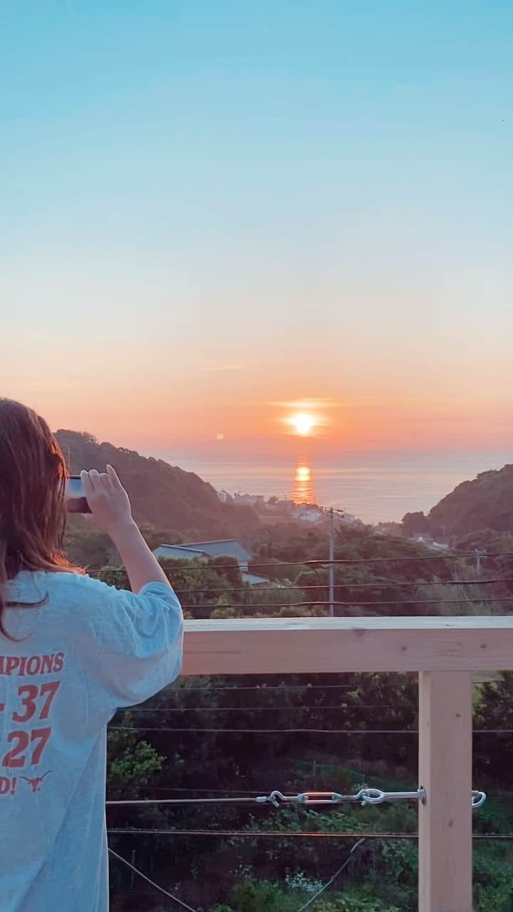 奥家沙枝子のインスタグラム：「Sunrise🌞 伊豆白浜 @ovcshimoda からの朝日✨優しく力強いエネルギーに包まれて、今日も最高の1日になりそう💓  #sun #sunrise #sky #summer #sunny #beautiful #weekend #ocean #beach #goodday #chill #vacay #summergirl #swim #夏 #海 #vacation #travel #life #memories #lifegoal #outdoor #夏休み #surf #surfgirl #surfing #reelitfeelit #reelsinstagram」