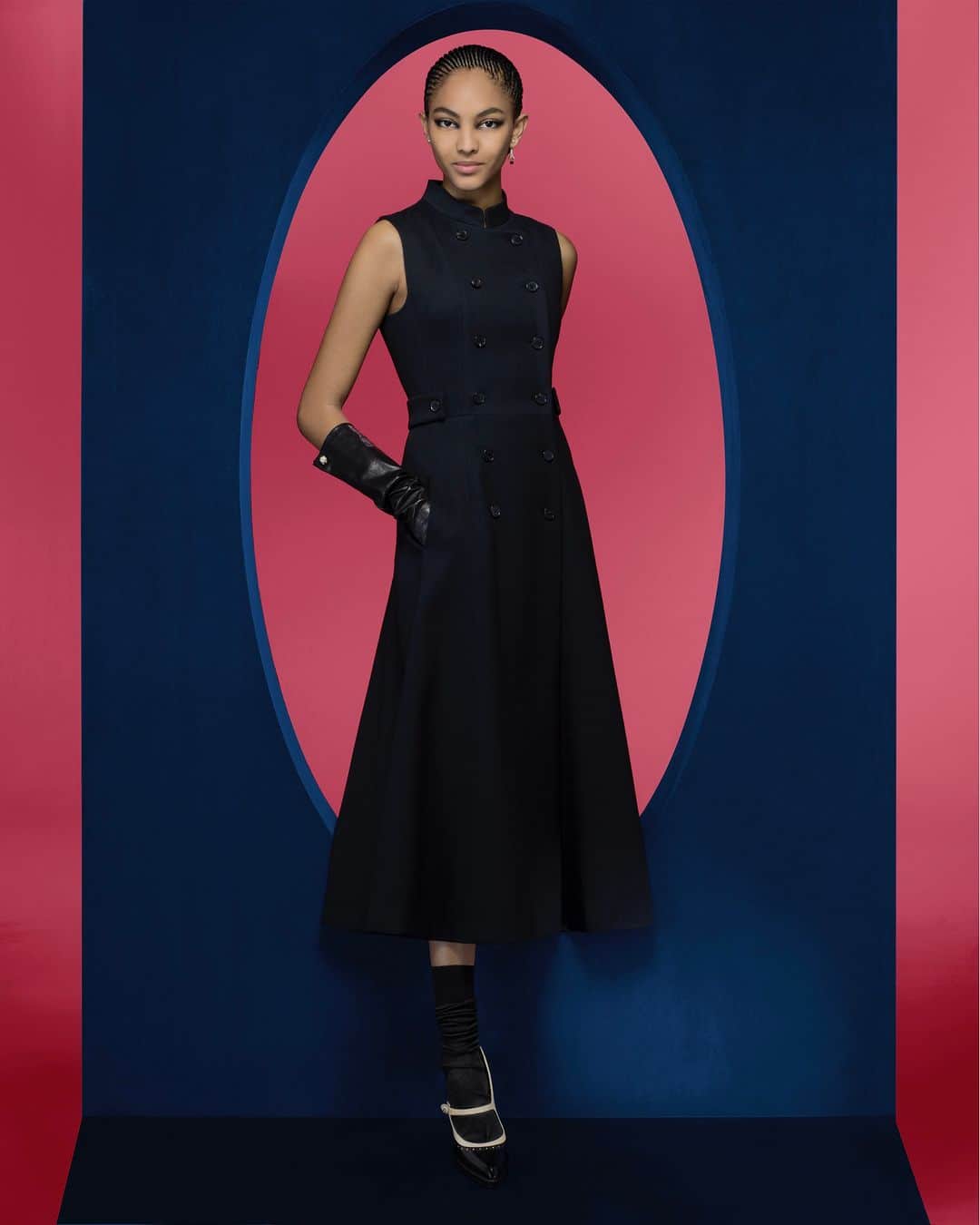 クリスチャンディオールさんのインスタグラム写真 - (クリスチャンディオールInstagram)「Delve into the #DiorAW23 collection by @MariaGraziaChiuri, where the very essence of femininity is amplified through the visuals of sultry black silhouettes and blooming florals. Amidst these ensembles, distinguished features come to the fore, notably the introduction of striking long black gloves adorned with exquisite white resin pearl buttons. Echoing this allure is the reimagined #LadyDJoy bag, an enduring companion that graces the collection with its timeless elegance. © @BrigitteNiedermairStudio」9月19日 9時00分 - dior