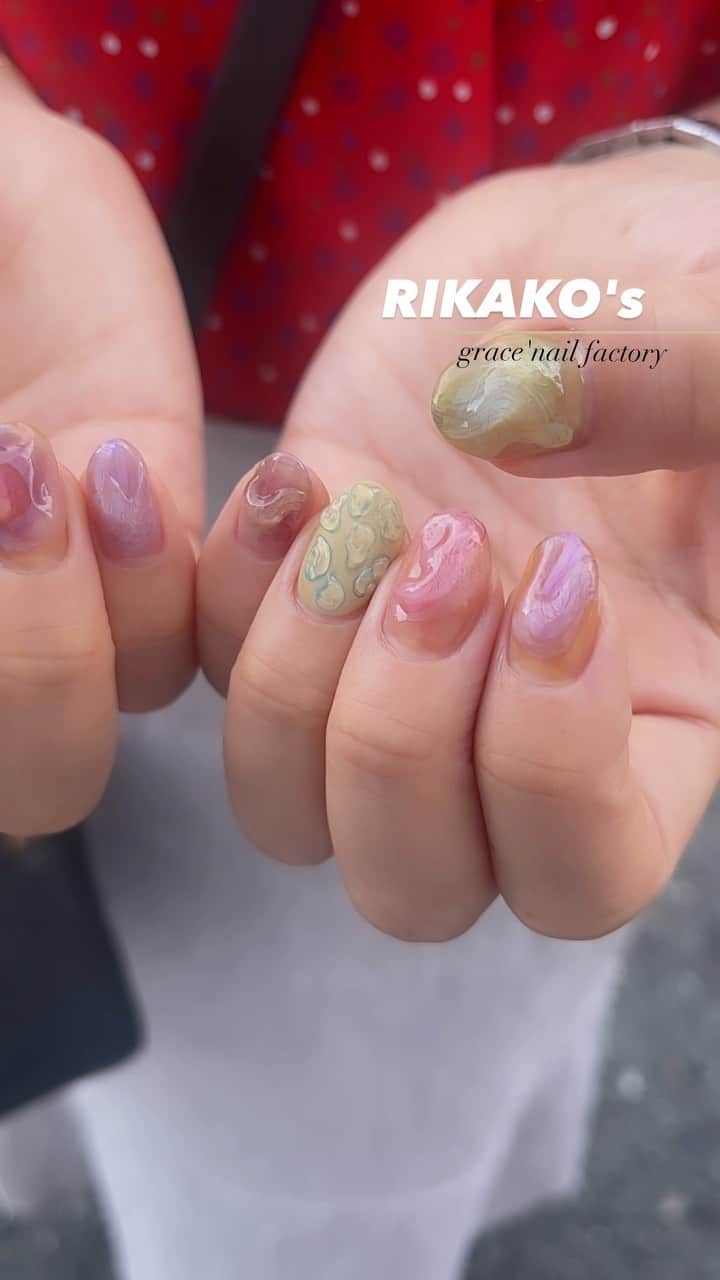 のインスタグラム：「new designより  秋デザインも楽しみましょう〜☺️🫶  #デザインコースgnf  @gracenailfactory_rikako   #一癖ネイル ______________________ 《grace'nail factoryのこだわり》  ✔︎design policy ネイルは一番身近な芸術 お客様の満足、感動、好奇心を満たす、オリジナルアートのクリエイションにつとめております  ✔︎育爪policy お爪本来の力を育つよう 丁寧なケア、爪質改善のためのアプローチを行なっています  ・アセトン不使用（当店オフの場合」 ・フィルイン ・ウォーターケア付き ・お爪周りの角質ケア  お爪の健康を大切にしていきたい方 、爪質改善を求めている方、ジェルネイルの持ちを良くしたい方に 喜ばれています  ✔︎おもてなしpolicy お客様が【ここへ来たら元気になれる】と喜んでいただけるような〝心〟ある空間づくりを大切にしています  ✔︎エシカルへの取り組み 人への影響だけではなく、地球環境に配慮した良質な商材選びにこだわっています  ——  @gracenailfactory   大阪市西区南堀江1-21-9 南堀江ビル2階  ☞堀江公園のすぐそば ☞レンガ色の入り口  定休日/木曜日 平日10:00-18:30（最終受付） 土日祝11:00-18:30（最終受付）  #堀江ネイル　#マグネットネイル大阪 #大阪ネイルサロン #ウォーターケアのあるサロン  #育爪ネイルサロン  #フィルイン大阪 #個性派ネイル大阪 #カジュアルネイル大阪 #南堀江ネイルサロン #堀江ネイル #ニュアンスネイル大阪  #フットネイル大阪 #インクアート大阪  #ミラーネイル #大人カジュアルネイル #ネイリスト採用大阪 #巻き爪ケア大阪 #네일 #泡ネイル #バブルネイル #ネイリスト求人大阪 #秋ネイル #nail」