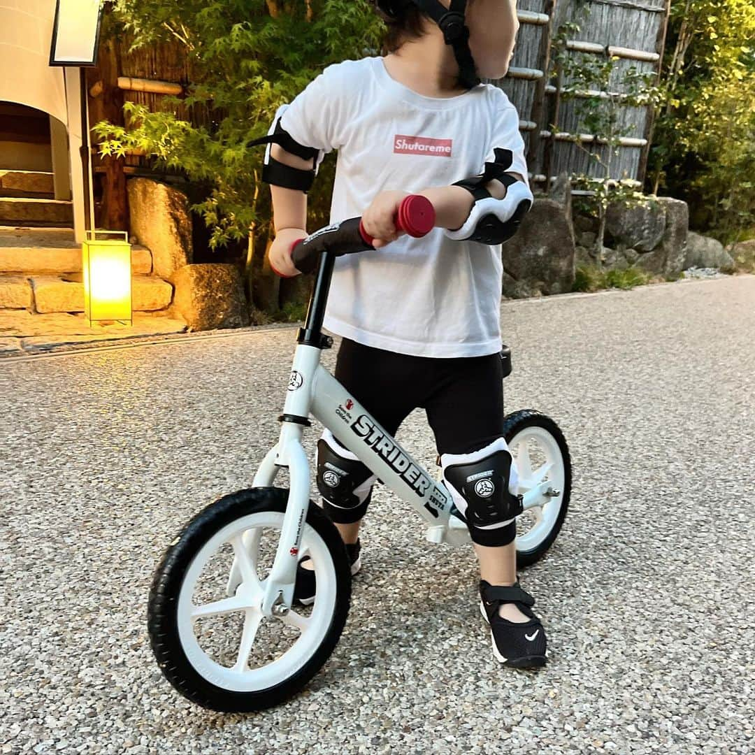 川端里奈さんのインスタグラム写真 - (川端里奈Instagram)「🚲🍃✨✨ そういえば自分はどうやって 自転車乗れるようになったんだっけなぁ？ とストライダーに付き合いながら思いました🤔  #ストライダーボーイ #ストライダー」9月19日 9時04分 - rinaastagram723