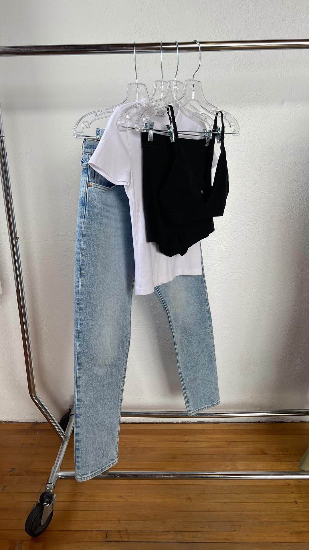 シモンカミールのインスタグラム：「Back to basics.  Shop our essentials on site before they sell out (again). 🖤」
