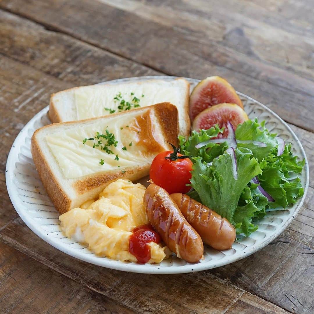 hirokoのインスタグラム：「🌱2023.9.19（火）☀️ ✽.｡.:*・ﾟ #いつもの朝ごはん ⁡ 軽めの#チーズトースト で定番モーニング ⁡ ガッツリとチーズのせないで スライスチーズ1枚のせ これが私の言う「軽め」です😆 ⁡ でっ！ すっごいムラ焼けのパン トースター替え時なのかな... ⁡ menu📝 ▪︎ チーズトースト ▪︎ スクランブルエッグ･シャウエッセン ▪︎ レタス・ミニトマト ▪︎ いちじく ⁡ ⁡ ........The end 🍴☕️ #hiroponの朝ごはん #hiroponのワンプレートごはん #朝ごはん #todaysbreakfast #朝ごパン #朝時間 #朝食 #モーニングプレート #breakfast #ワンプレート朝ごはん #パンのある暮らし #パン大好き #おうちごはん #おうちごはんLover #おうち時間 #フーディーテーブル #マカロニメイト #バランスの良い食事 #カフェ風モーニング #パンスタグラム #snapdish #macaroni #lin_stagrammer #locari_kitchen ・」