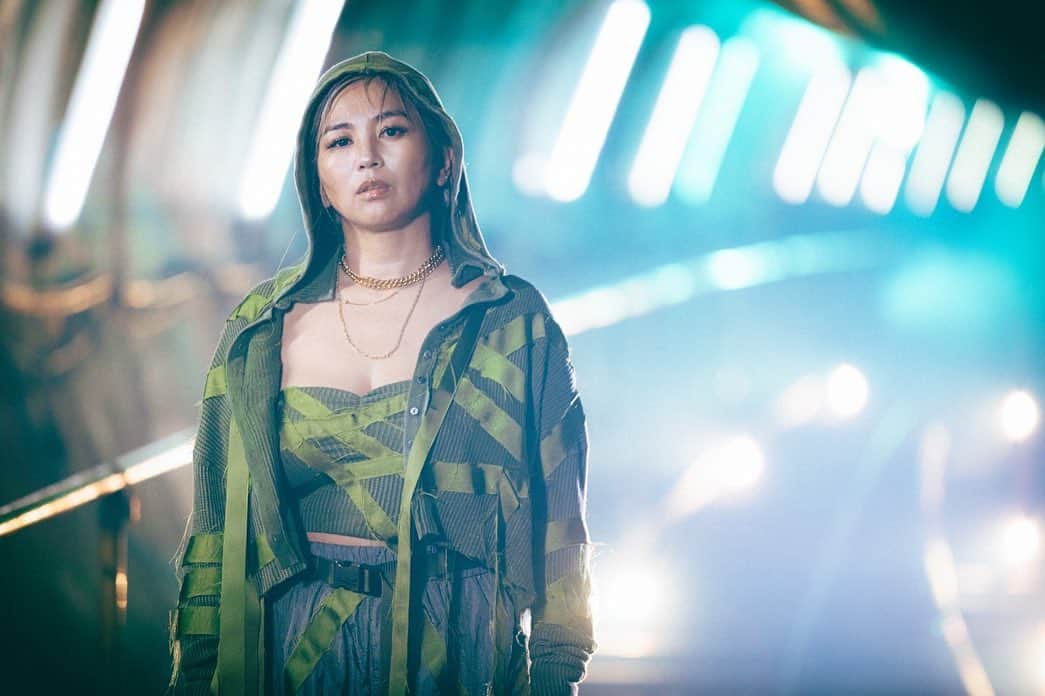 のインスタグラム：「今夜20時new music video "essence"公開いたします🔥 tonight new music video is out !must check it 💛」