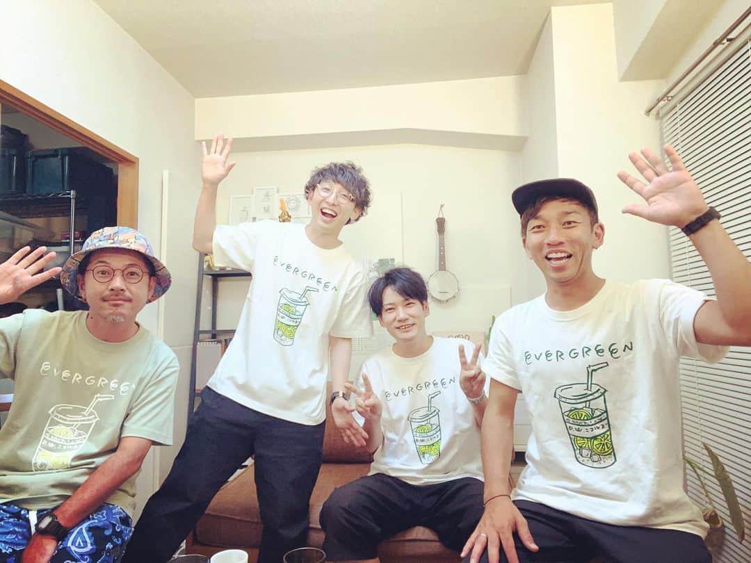 わたなべだいすけのインスタグラム：「2023.9.19  三連休の最終日、昨日は横浜の赤レンガ倉庫で開催された「うんめぇFES」に呼んでもらい、灼熱のステージでライブでした。ボクの親父のルーツでもある福島のおいしい物のキッチンカーが集まるイベントでした。地元の神奈川だし、なんだかうれしかったです。暑い中、観に来てくれたみんなありがとね。赤レンガ倉庫の店で桜木ステッカー買いました。  夕方に三鷹に戻り、先日の東京公演の映像を配信。撮影チームであり、音楽仲間でもあるkusuguru/COCOAのおふたりをゲストに迎えてオーディオコメンタリー風の副音声ならぬ副映像を、配信と同時進行で収録しました。終わった後もインスタライブしたりして楽しかったです。またやりましょ。笑  副映像はLIVE映像をワイプで出したりする編集をして改めて配信します。かなり面白い内容になりました。これを観てからアーカイブでLIVE配信を観たらさらに感動するとおもいます。なるべくお値打ち価格でツイキャス配信しようかと。お楽しみに。  みなさん、どんな三連休でしたでしょうか。今日からまたがんばりましょう。まだまだ暑いのでお気をつけて。」