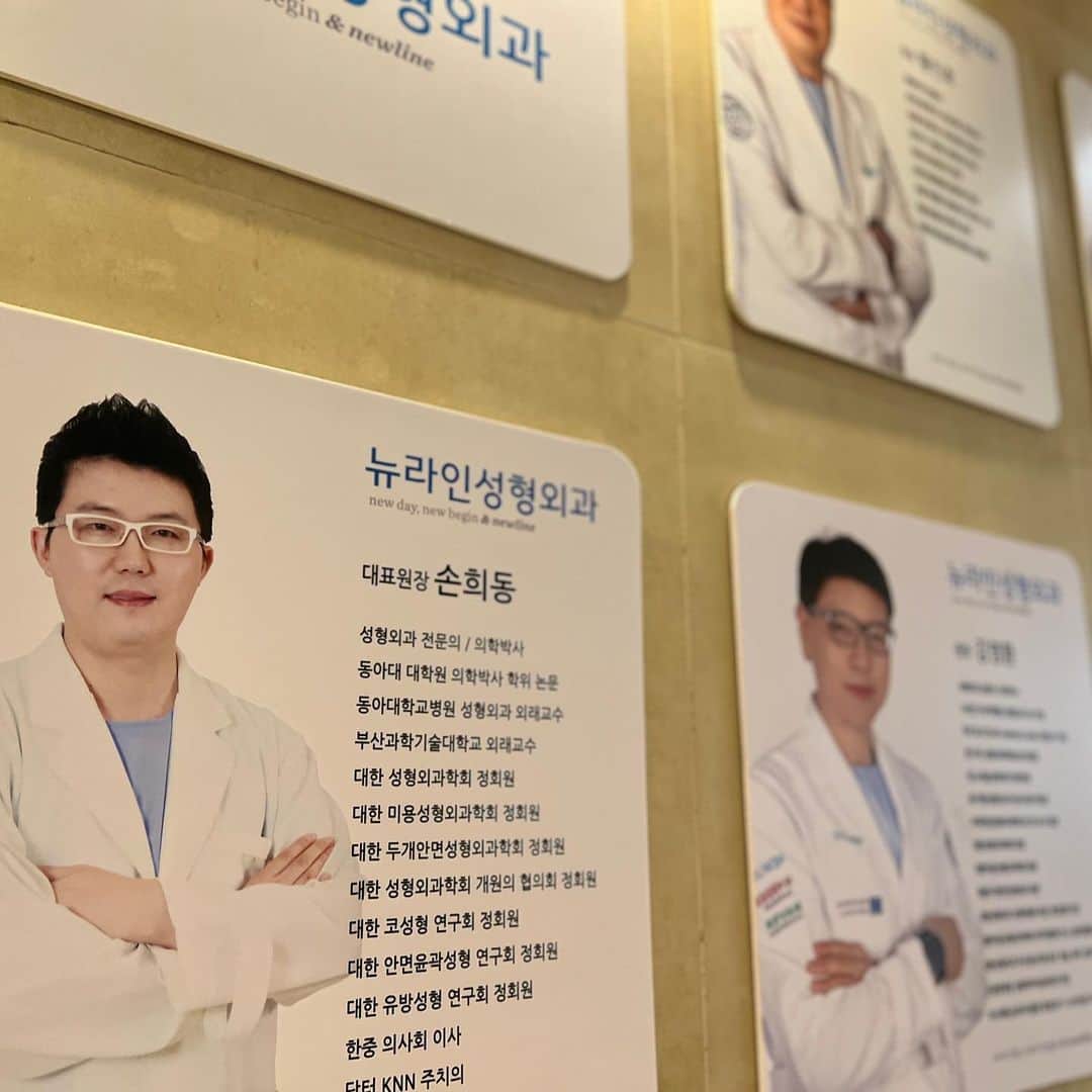 黒帯さんさんのインスタグラム写真 - (黒帯さんInstagram)「【釜山】短時間の施術が充実♡ニューライン美容外科医院 釜山ロッテホテル近くにあります、ニューライン美容外科へ訪れました。 韓国消費者満足指数1位を4年連続受賞した人気クリニックで、美に関心が高い韓国女性たちから信頼を集めている美容クリニックです。 15分で終わる二重まぶたの整形手術など、短時間で気軽に試せるプチ整形や多彩なスキンケアが受けられるのが魅力。 私は、脂肪溶解注射と額のボトックス。お値段は、30万ウォンと安い！グルメ・ショップ・ホテルが集まる釜山(プサン)の繁華街の中心、「西面(ソミョン)」に位置、アクセス抜群なので、釜山旅行を楽しみながらきれいになりたい人におすすめです。  ニューライン整形外科医院 　　　　　　 釜山広域市釜山鎮区釜田路66番街 40 2~5階 051-806-0100 　　#뉴라인성형외과 #뉴라인안티에이징 #동안눈성형 #부산동안눈성형 #상안검 #하안검 #리프팅 #실리프팅 #미니리프팅 #부산리프팅 #서면리프팅 #SMAS층리프팅 #이중턱 #볼살 　#韓国旅行 #明洞ショッピング  #韓国お土産  #韓国ショッピング #韓国好き #韓国コスメ #韓国 #韓国購入品 #韓国メイク  #韓国ひとり旅 #韓国旅行 #韓国初心者 #釜山  #釜山美容 #南浦洞 #西面 #海雲台」9月19日 9時08分 - shin_kuroobisan