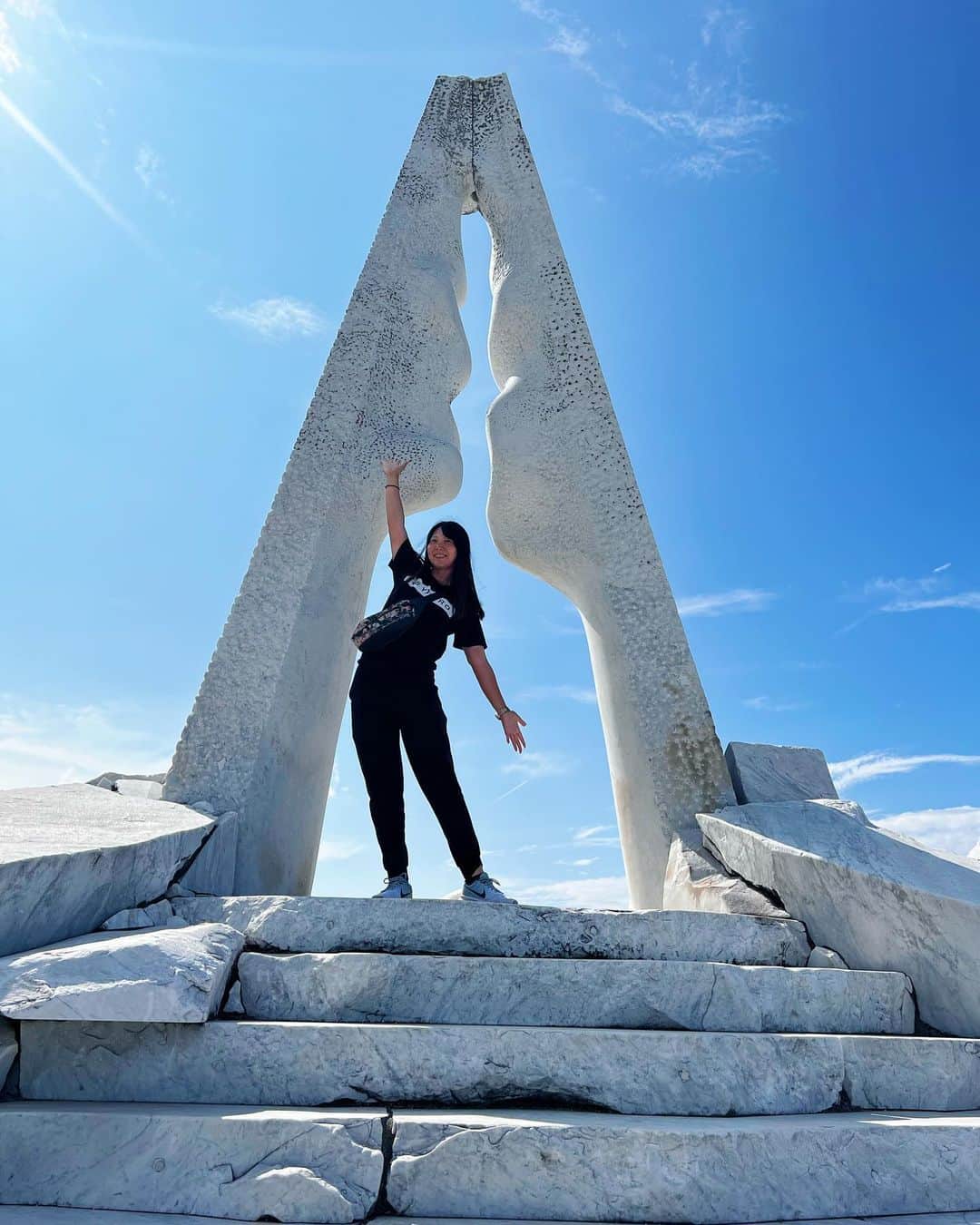 石山千晶のインスタグラム：「⁡ 未来心の丘行ってきた〜！！ 仏教？の世界凄すぎて全然わからんかったけど とりあえず厳かでした😵‍💫 一面真っ白で涼しそうやけど実際はほぼレフ板。笑 太陽反射しまくりで滝汗でした🤣笑 めっちゃいいリフレッシュなった✨ ⁡  ⁡ サブスクリプション登録できるようになりました〜！ 登録していただいた特典としては下記になります。 ⁡ ・ラウンドレッスンや、レッスンの予約(要相談) ・スイングやゴルフの質問の受付、返答 ・ひと月に数回のインスタライブ ・普段の投稿では優先的にコメント返答 ⁡ ウェルカム動画ってやつ載せたので、 登録してくれたらきっと見れます😇 ⁡ ⁡ #サブスクリプション #登録してねー #未来心の丘  #東亜道路工業株式会社 #大蔵ゴルフスタジオ #gotchagolf #newera #elitegrips #titleist #kasco #846yajiro #tabata」