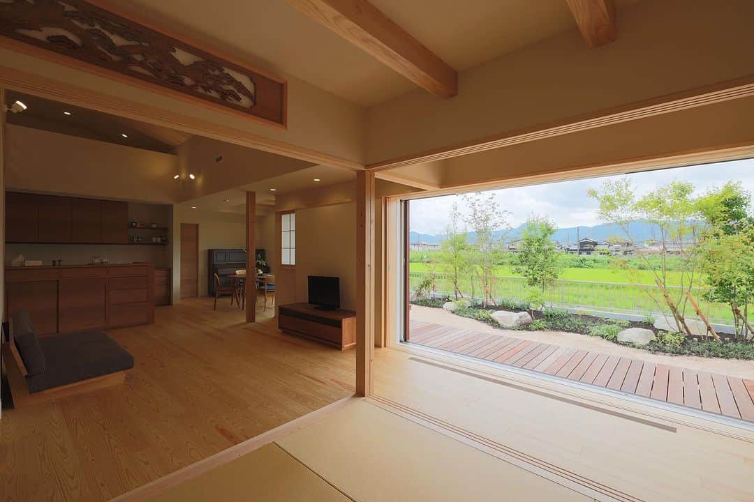 安成工務店さんのインスタグラム写真 - (安成工務店Instagram)「お住まいを受け継ぎ、床柱や欄間・障子の組子など、当時の部材を新しい住まいに移設。玄関ホールと大きな和室が一体になりその奥には、広縁越しに大開口の窓と、縁がつながり、山並みの田園風景が広がります。  more photos…@yasunari_komuten  ...............  💡暮らしの中の“ちょっといいな”を集めました @yasunari_life  💡安成工務店がご提案する家具ショップ @ecoshop_com  ...............  #安成工務店 #yasunari #工務店 #注文住宅 #住宅 #木の家 #木造 #一戸建て #新築 #マイホーム #省エネ住宅 #エネルギー自給 #自然素材 #OMソーラー #家 #無垢材 #山口県 #福岡県 #季節を楽しむ #津江杉 #珪藻土 #輪掛乾燥材 #家造り #和モダン #カッコイイ家 #家づくり記録 #住み継ぐ」9月19日 9時14分 - yasunari_komuten