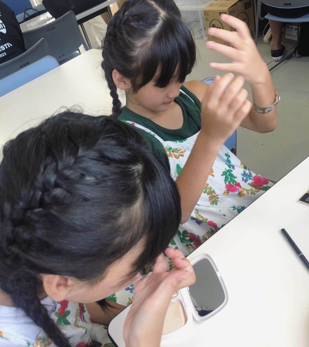 西山茉希さんのインスタグラム写真 - (西山茉希Instagram)「福島控え室での初日。 ロングボード世界チャンピョンのハーレーの家族と同室で過ごす中、 娘ちゃんがそばに来てチビーズの髪の毛を指差した。  『同じのにする？』って聞いたらコクリとうなずくシャイガール。  可愛いカールな細い毛を編み込みしてあげたら、恥ずかしそうに笑ってくれた。  夜になっても取らず、 翌日に再会したらまだ編み込んだまま。。。🥺  『気に入ってそのまま寝たのよ🥴』とママが伝えてくれた。  🥲🥲🥲  #ありがとう #♡♡♡  Happy Birth Day 4th🎂✨  Thank you for spending your time with us🩷🩵🩷 If i see you again,I'll do your hair😊🍀 Have a beautiful day!!!🌈」9月19日 9時15分 - maki.nshiyama50