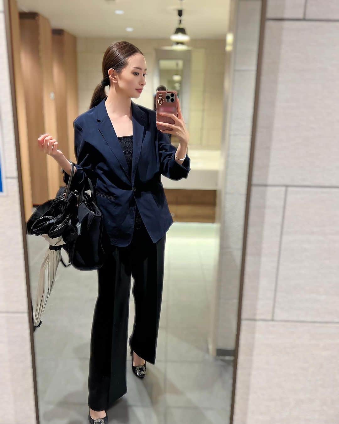 小川真葵のインスタグラム：「打ち合わせいってきます🏃‍♀️  #ジャケットコーデ  #ジャケットスタイル」