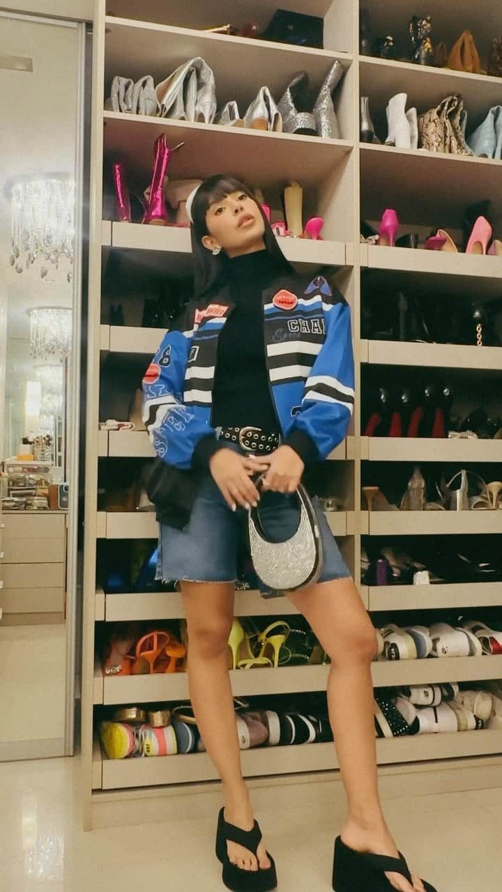 Gabriela Salesのインスタグラム：「Registrando o look com a tamanca da discórdia pra não perder o costume kkk. Usariam? Tá super em alta! Outra trend desse look é a bermuda jeans. Vou até gravar depois um vídeo pra vcs com 5 opções de looks com bermuda para todos os estilos.  Créditos look: Top Zara Bermuda Damyller Bomber Shein Cinto Coperni  Bolsa Coperni Tamanco Zara」