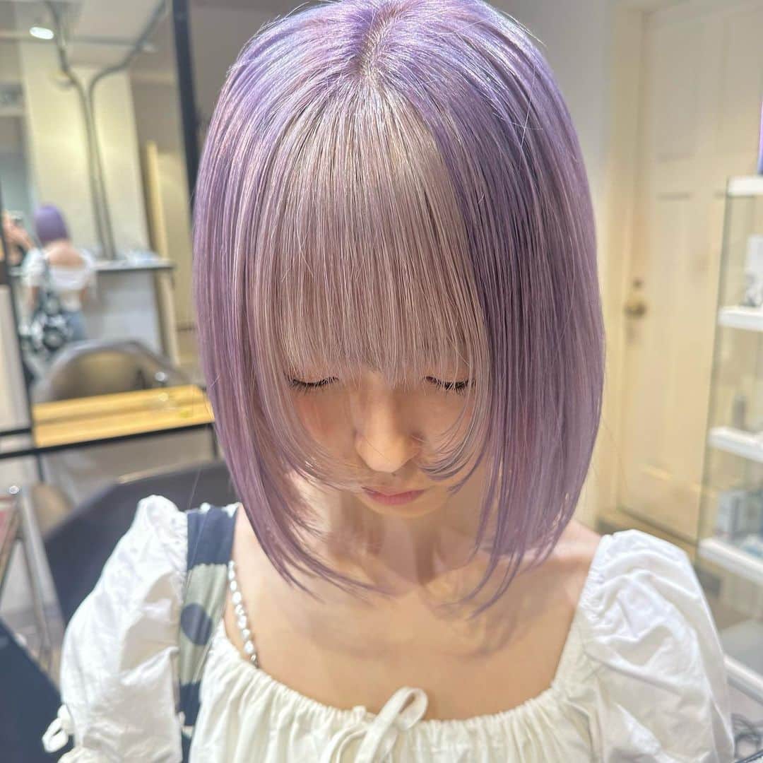 Beleza_official_instagramのインスタグラム：「パープルとベージュ♡ breach2〜 ・ デザインカラーはお悩み相談クーポンで！ ・  色落ちまで綺麗なカラー やわらかいカラー 一人ひとりに似合うカラー お任せください✊🌼🌟 ブリーチは誰に任せるかでダメージが 変わってきます！ ご予約はDMorホットペッパーから お願いします😉💕 Rei指名していただければ 絶対に可愛くします✊ belezaに来たことある方でもRei指名可能です😇 "また会いたい"と思わせます❗️ ・ わからないことがあればDMまでお願いします🤲  黒染め、縮毛履歴はハイブリーチメニューで ご予約ください🤲 記載のお時間より、ブリーチの抜け具合で お時間かかる場合がございます。 当日は長めに見ていただければ助かります。 お任せください♡♡」